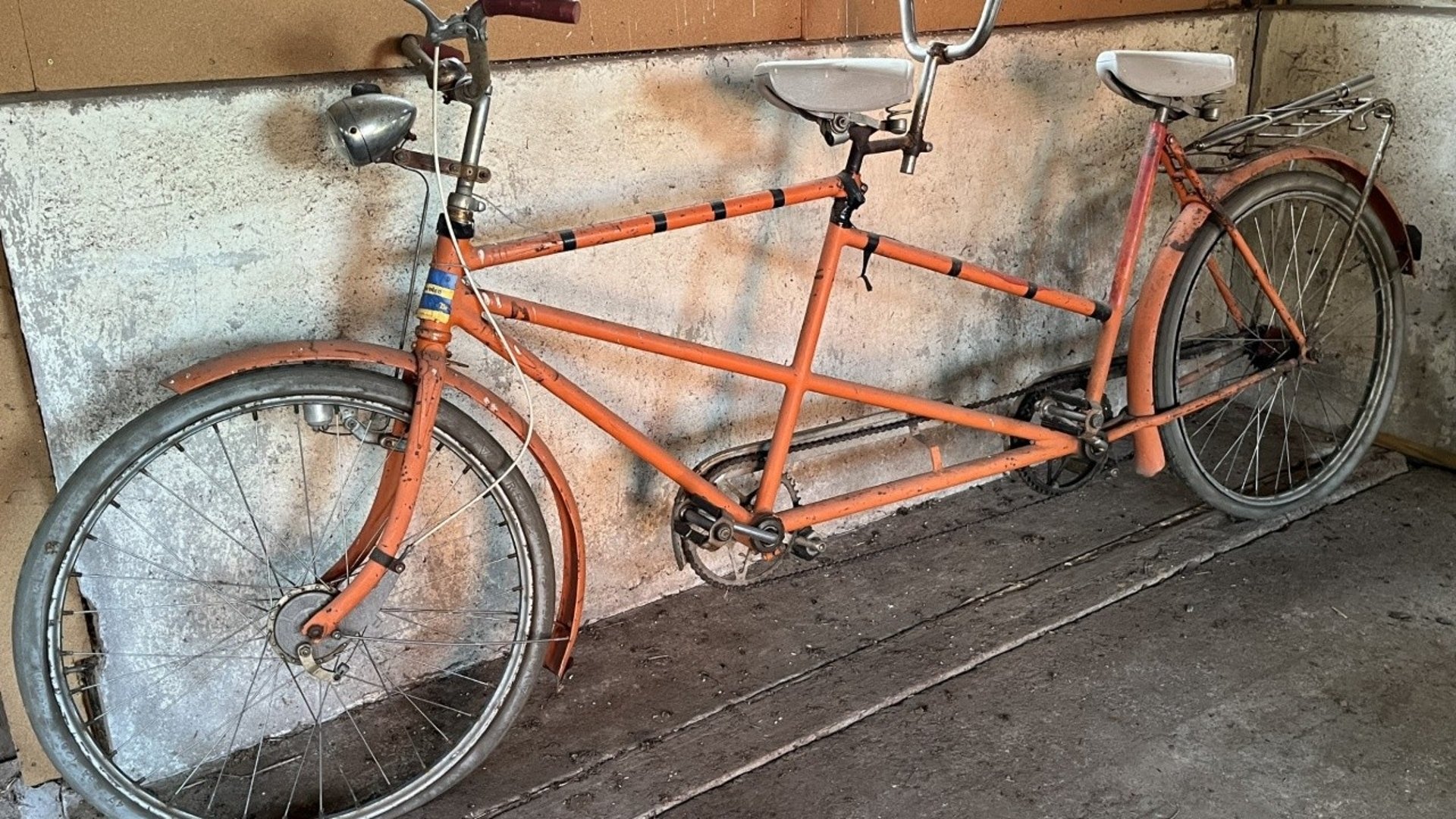 Sommarcafé med gamla cyklar i Tuna kyrkskola