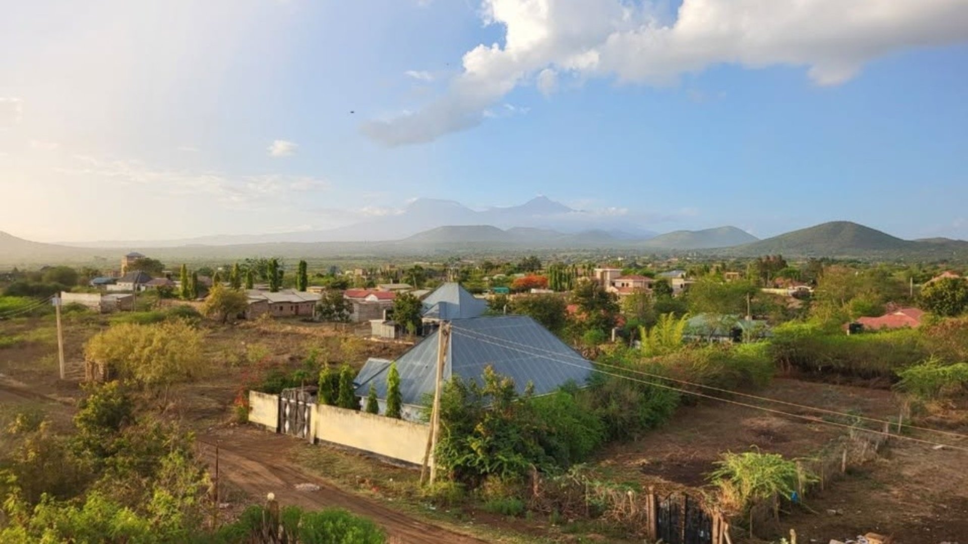 Under ett par veckor med start på Skärtorsdag ska vi ha föredrag och utställning med målningar med Afrikatema och insamling till skolgång för barn i Taveta Kenya. Enda sättet att komma ur fattigdomen där är att få utbildning men har man inte råd till t.ex skoluniform blir det inget med detta. 

Plats: Humlans Art
Harlund Humlan 61195 Nyköping