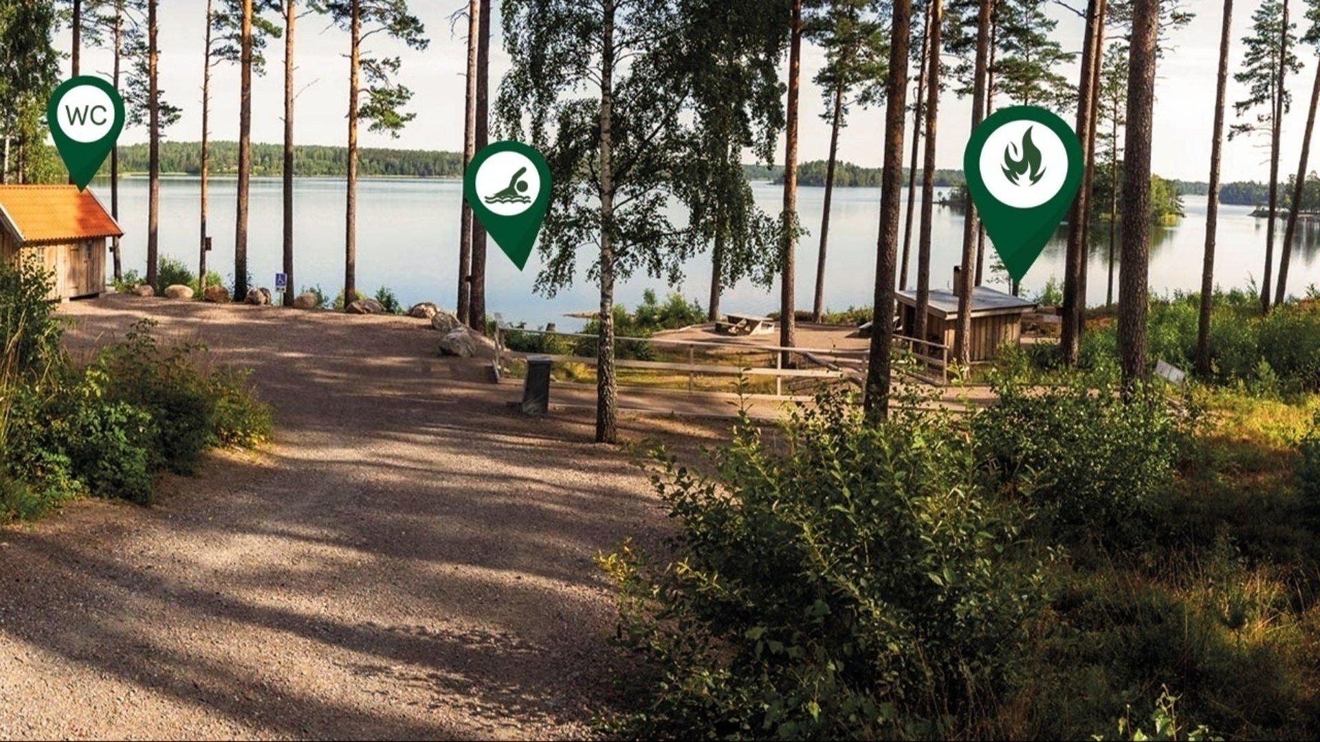 En bild på en grillplats med gröna ikoner över vindskydd, badplatsen och utedasset. 