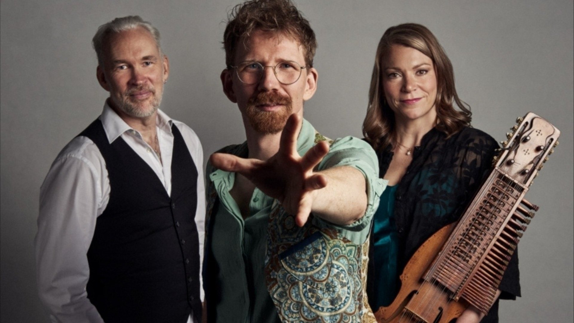 Tre musiker och en nyckelharpa