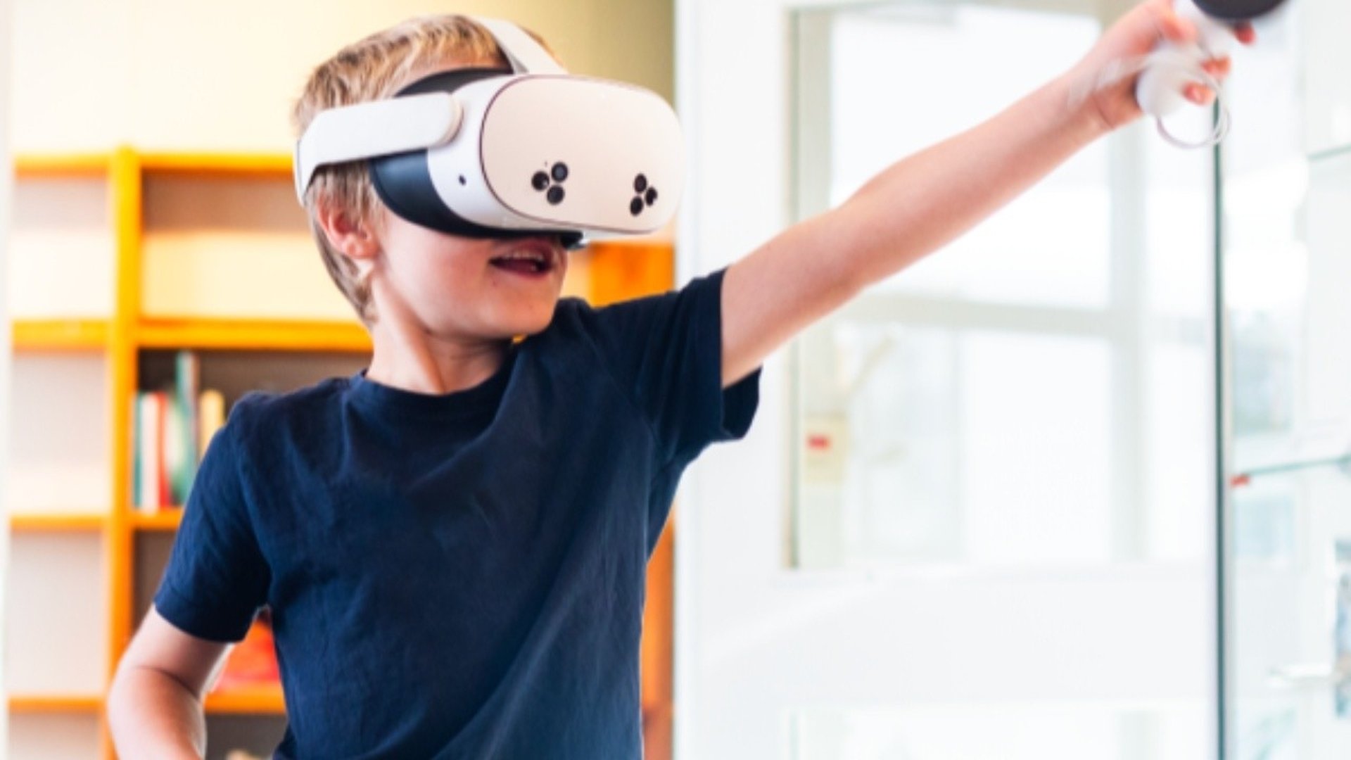 Ett barn spelar virtual reality-spel.