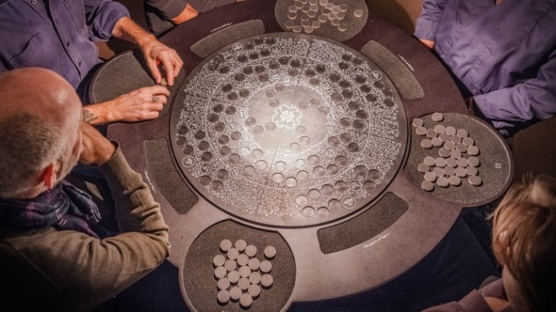 Personer runt en spelplan