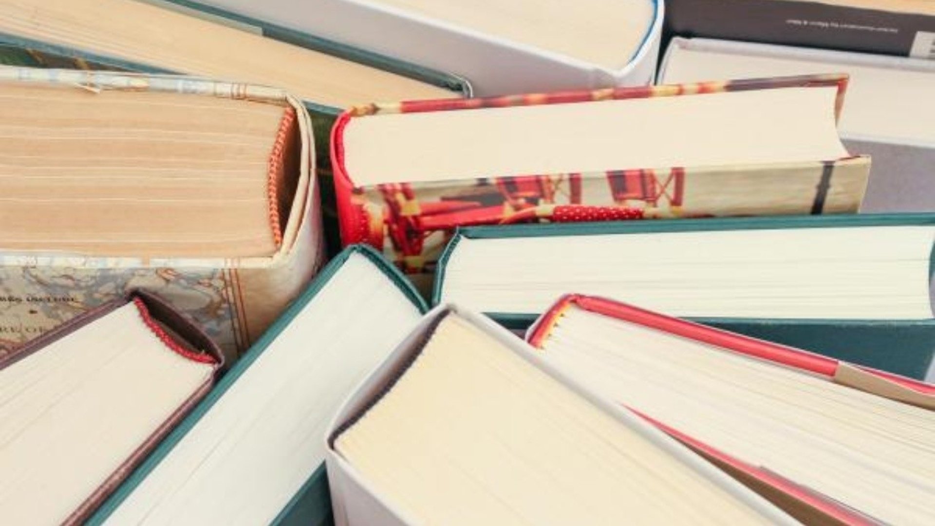 En hög med böcker.