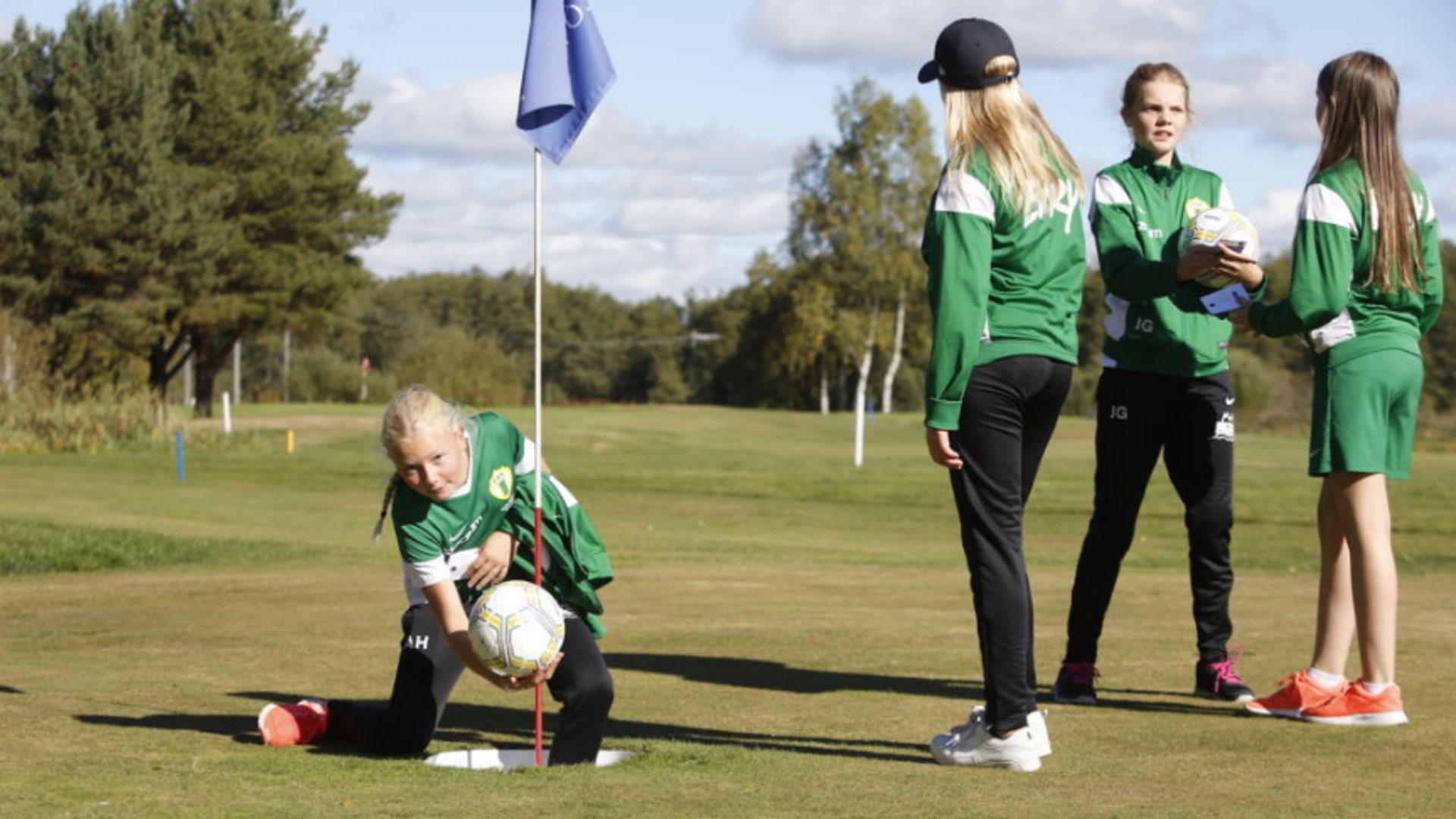 Tjejer som spelar fotbollsgolf
