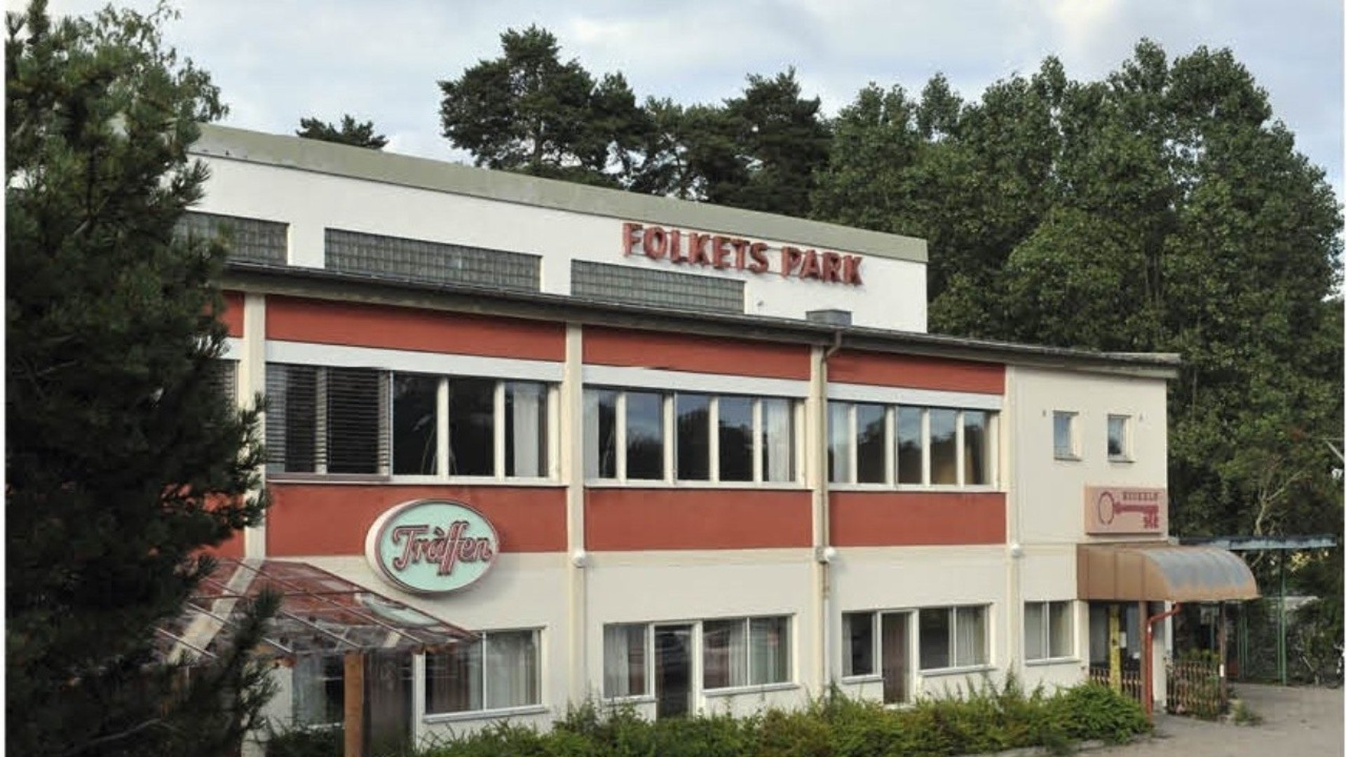 Byggnad med text 'Träffen' och 'Folkets park' på.