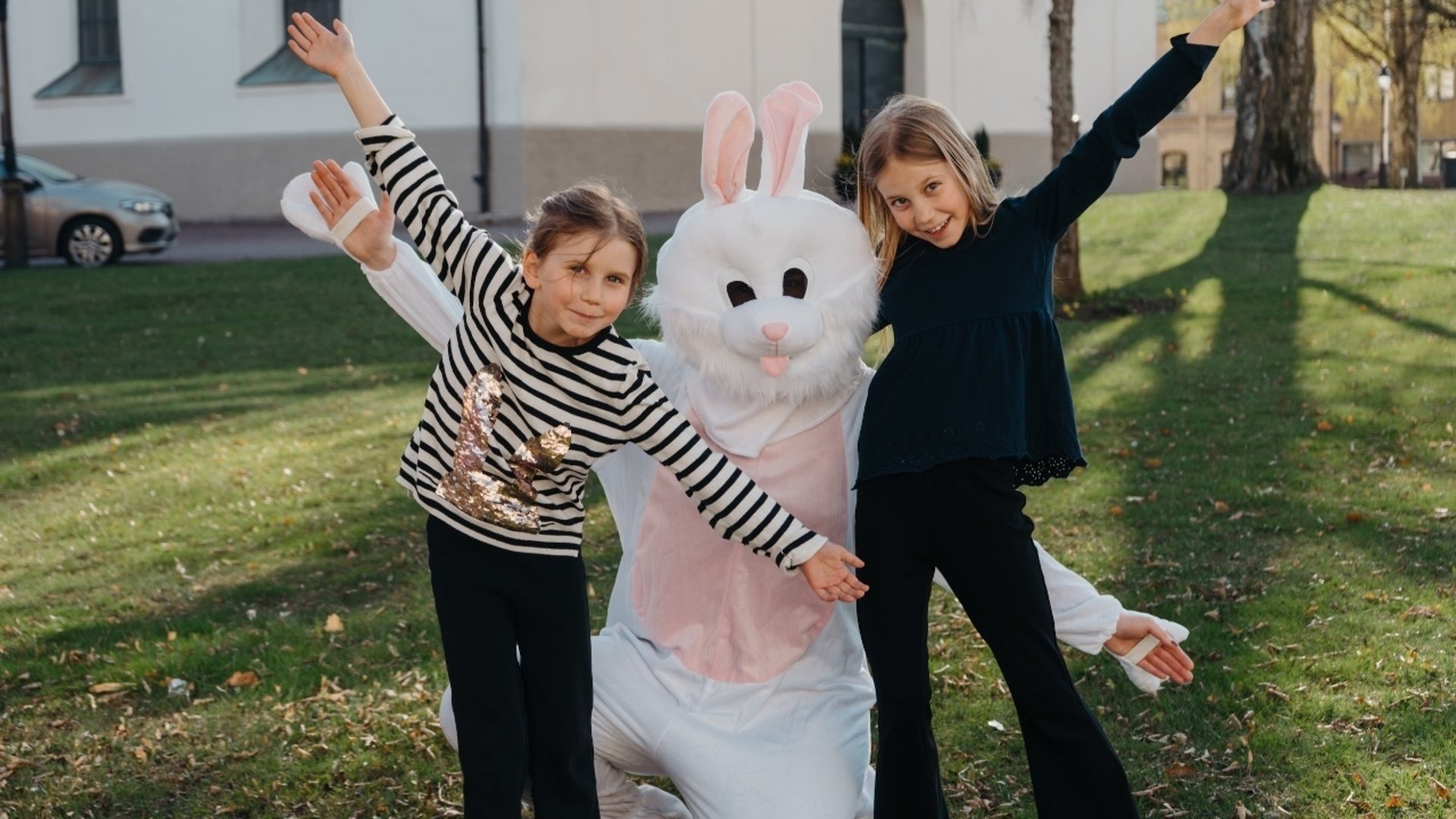 Två glada barn och en påskhare
