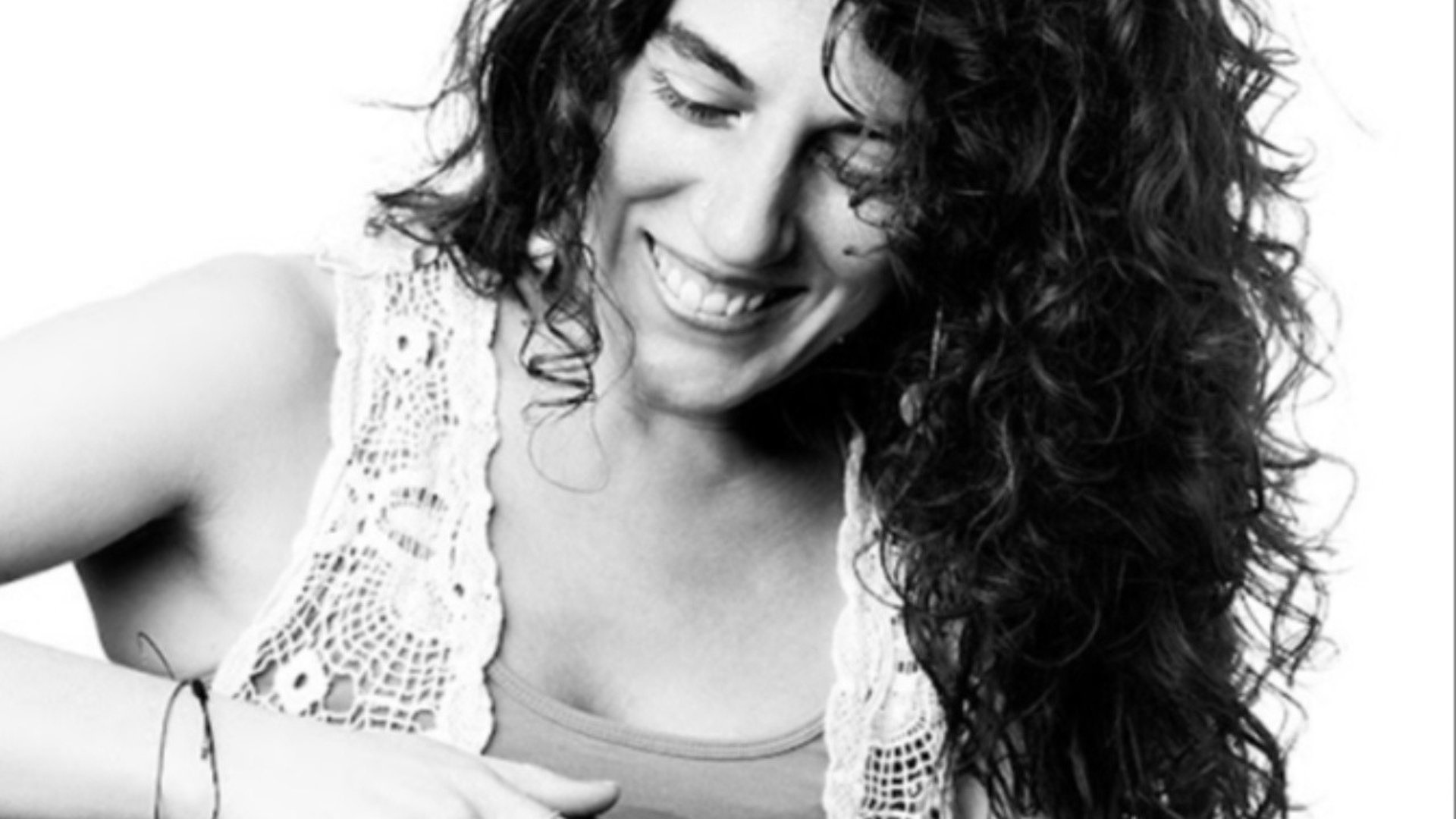 Svartvit bild på sångerskan och musikern Derya Tezcan
