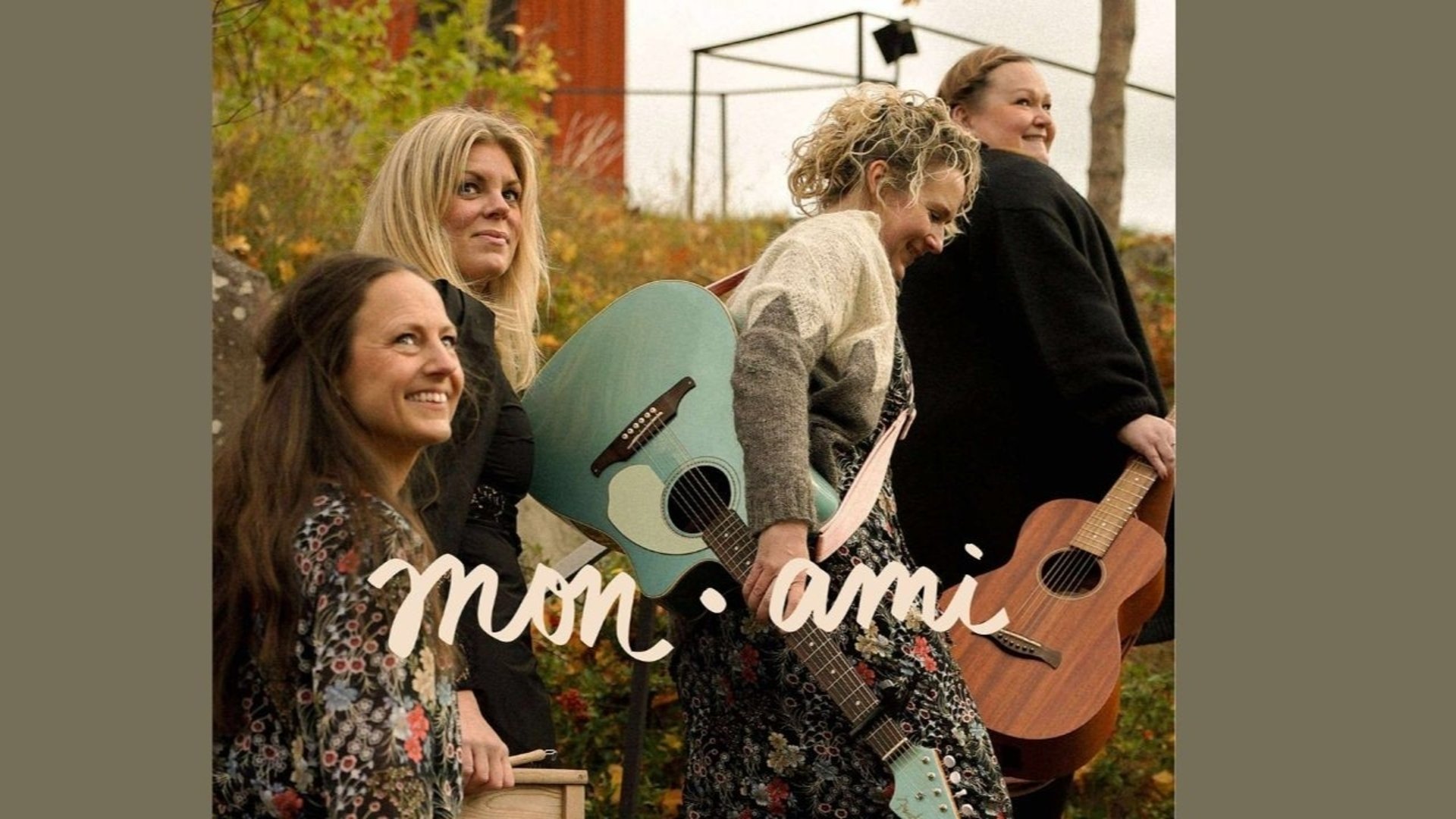 De fyra kvinnorna som är musiker i gruppen ler och går med sina instrument 