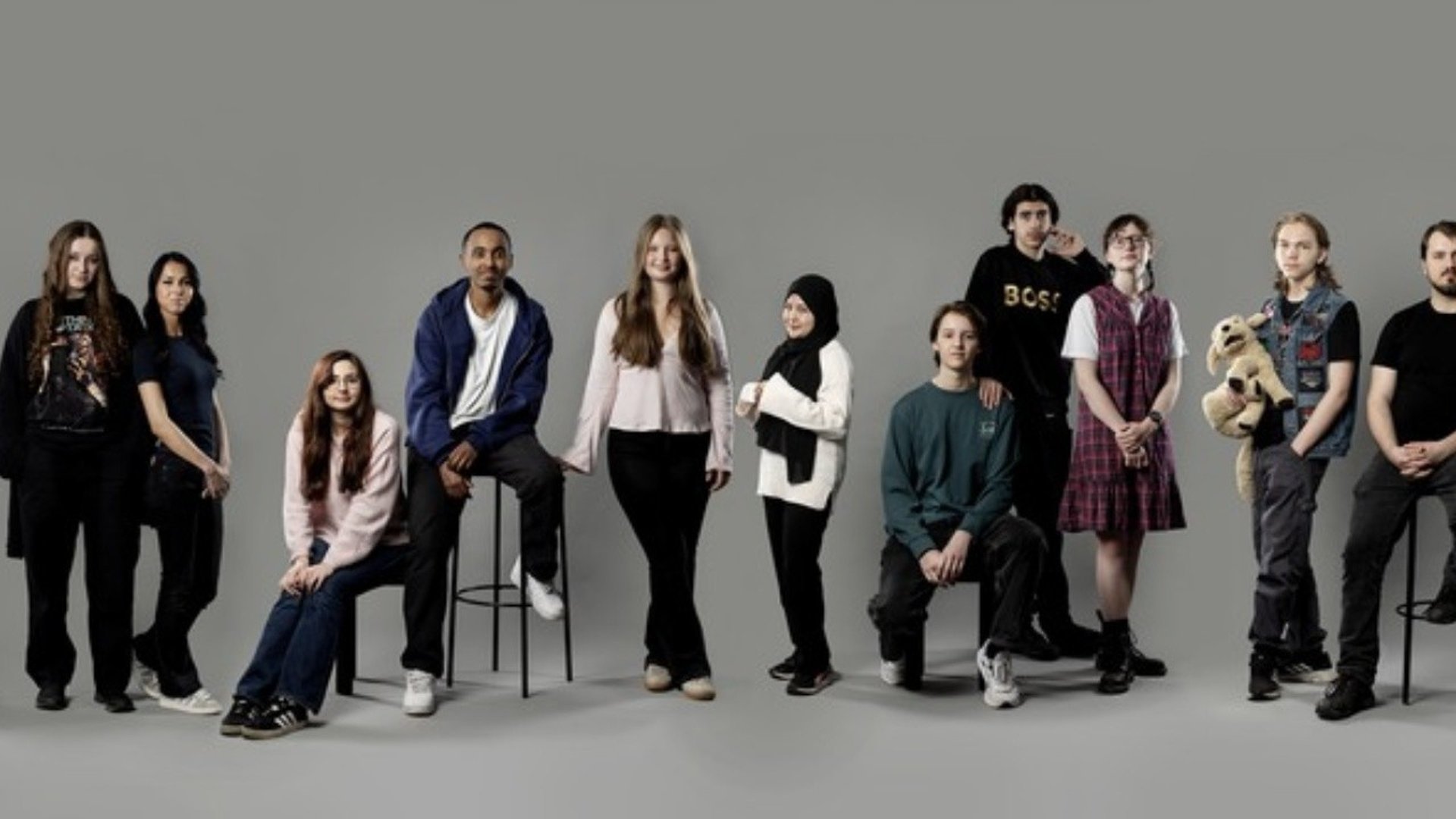 Elva ungdomar poserar och ser in i kameran