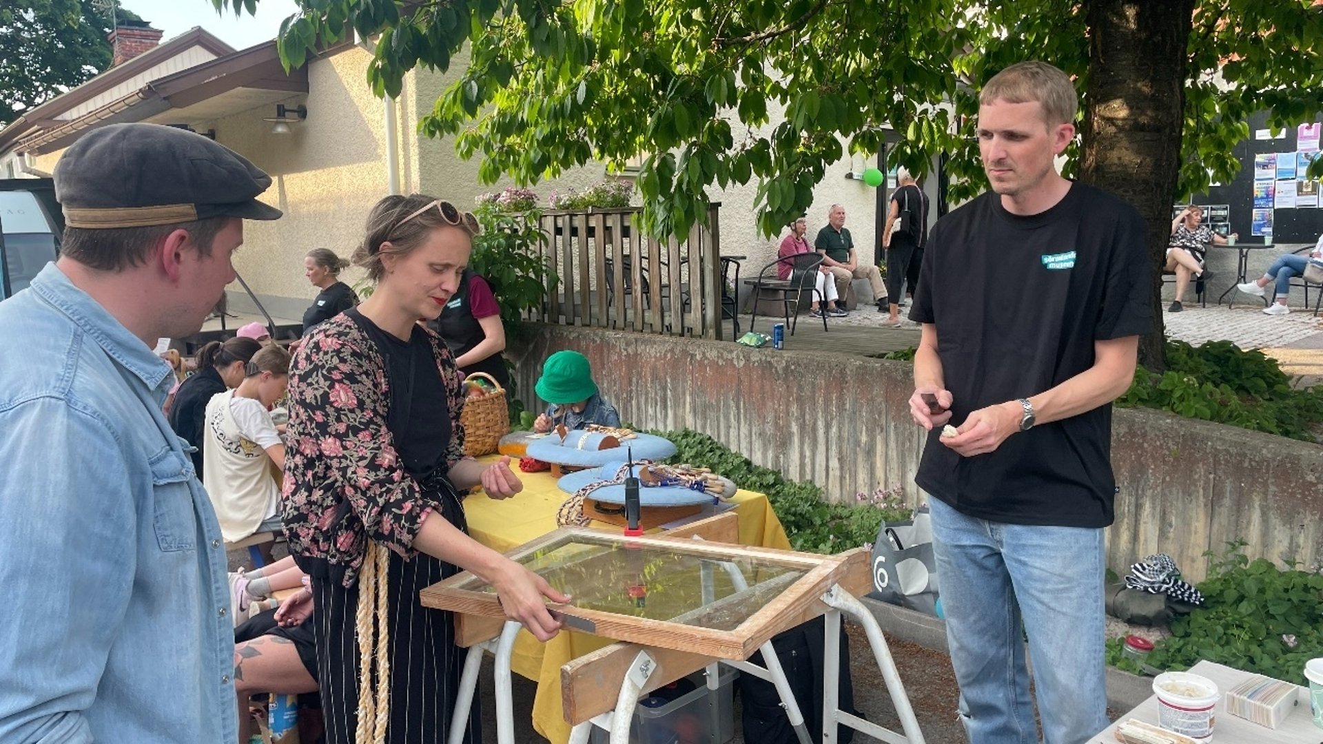 Tre personer vid ett renoverat fönster