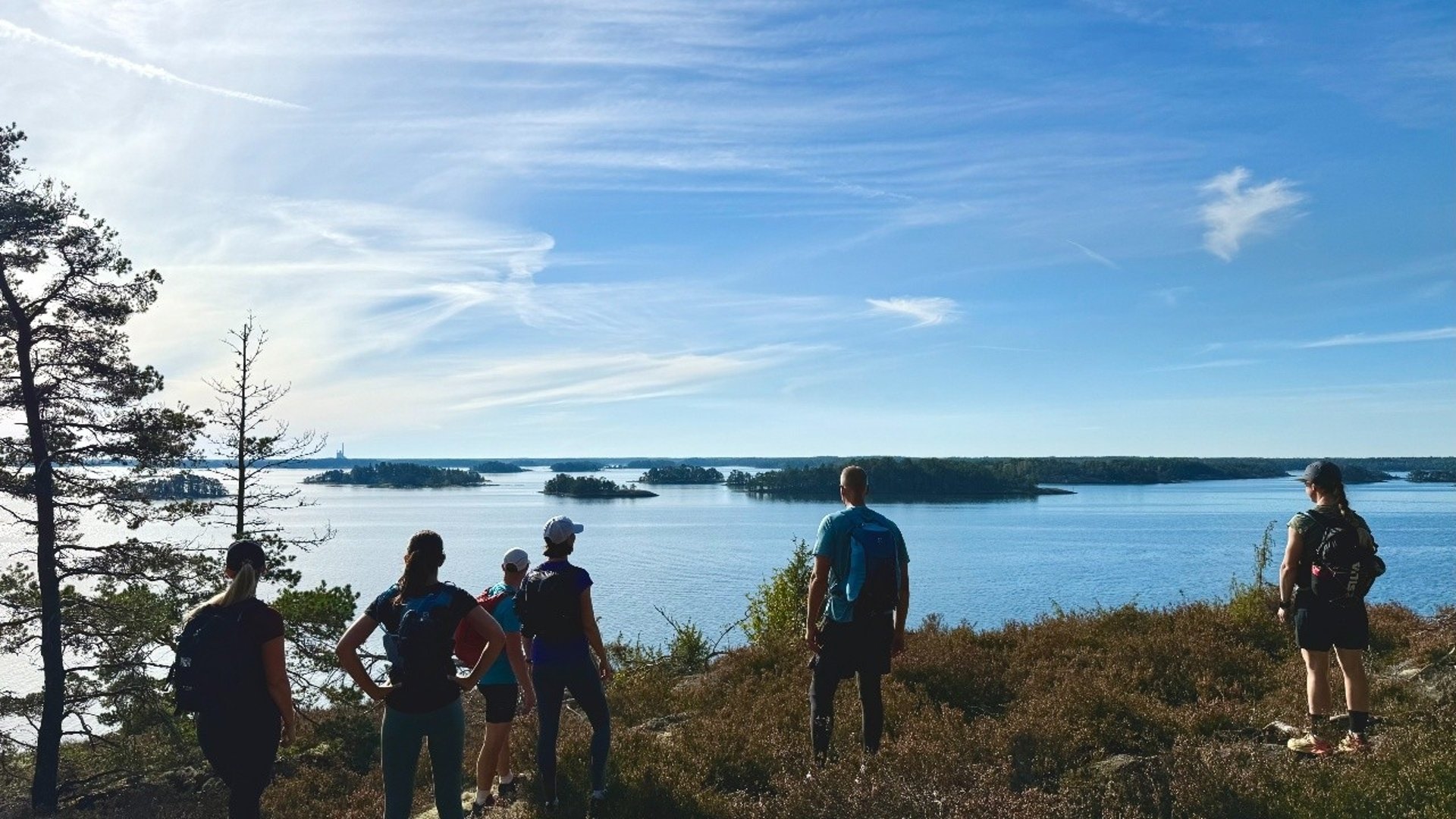 Människor som står och kollar ut över havet