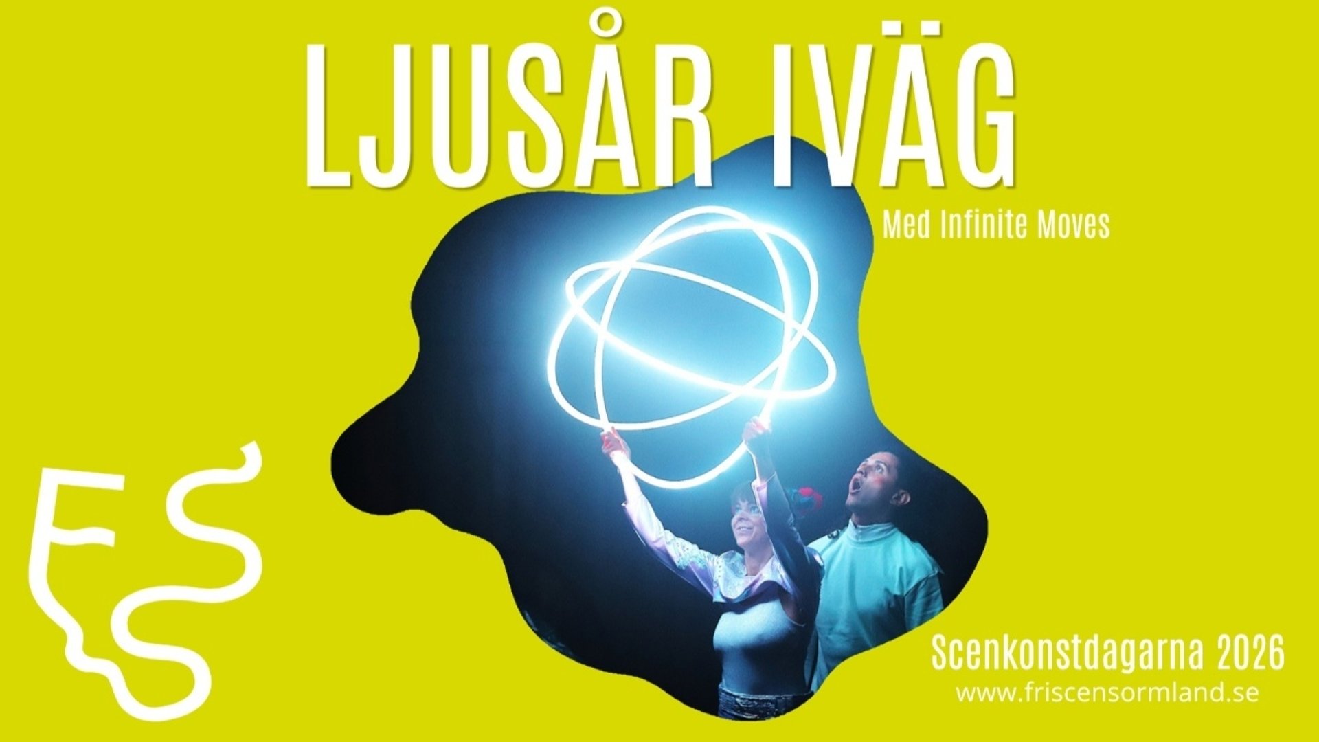 Affisch med lysande gulgrön bakgrund och stor vit rubrik med texten ”LJUSÅR IVÄG” samt undertexten ”Med Infinite Moves”. I ett mörkt utsnitt i mitten syns två artister upplysta på en scen som håller upp en lysande vit, slingrande glob av ljusslingor. En kvinna sträcker upp händerna mot ljuset medan en man bredvid henne titta fascinerat uppåt. Längst ned till höger står texten ”Scenkonstdagarna 2026” och webbadressen ”www.friscensormland.se”. En vit slingrande logotyp finns i det nedre vänstra hörnet.