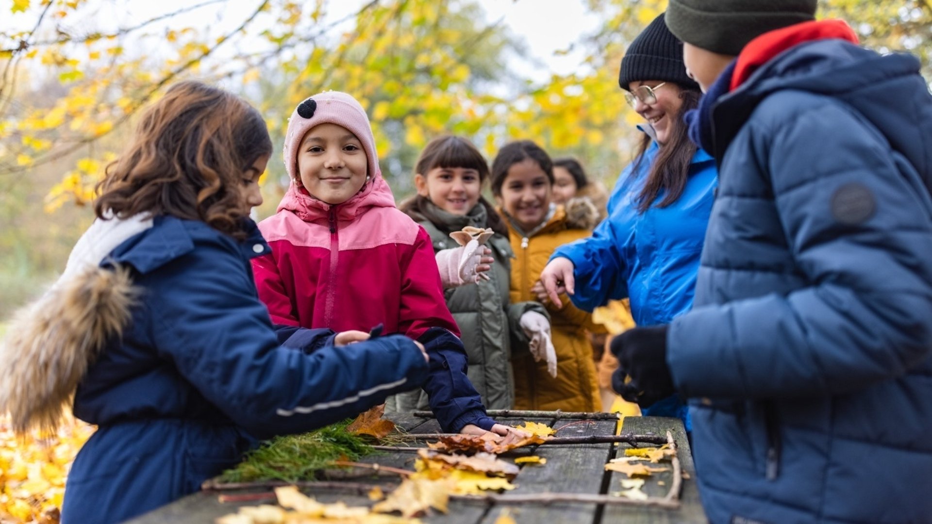 Barn pysslar i naturen i höstfärger