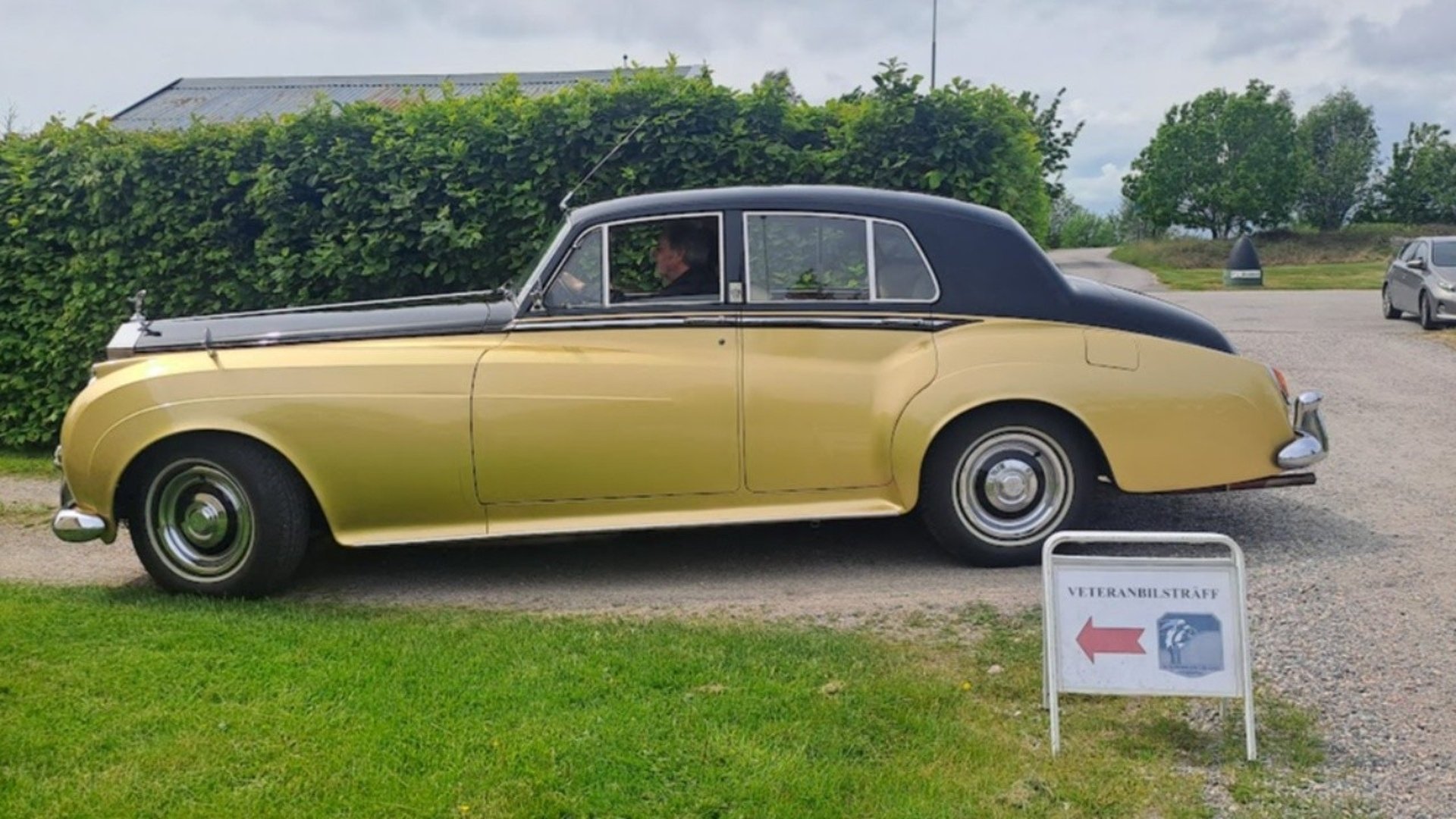 Svart och guldfärgad Veteranbil vid klubbstugan på Skavsta för Automobilsällskapet.