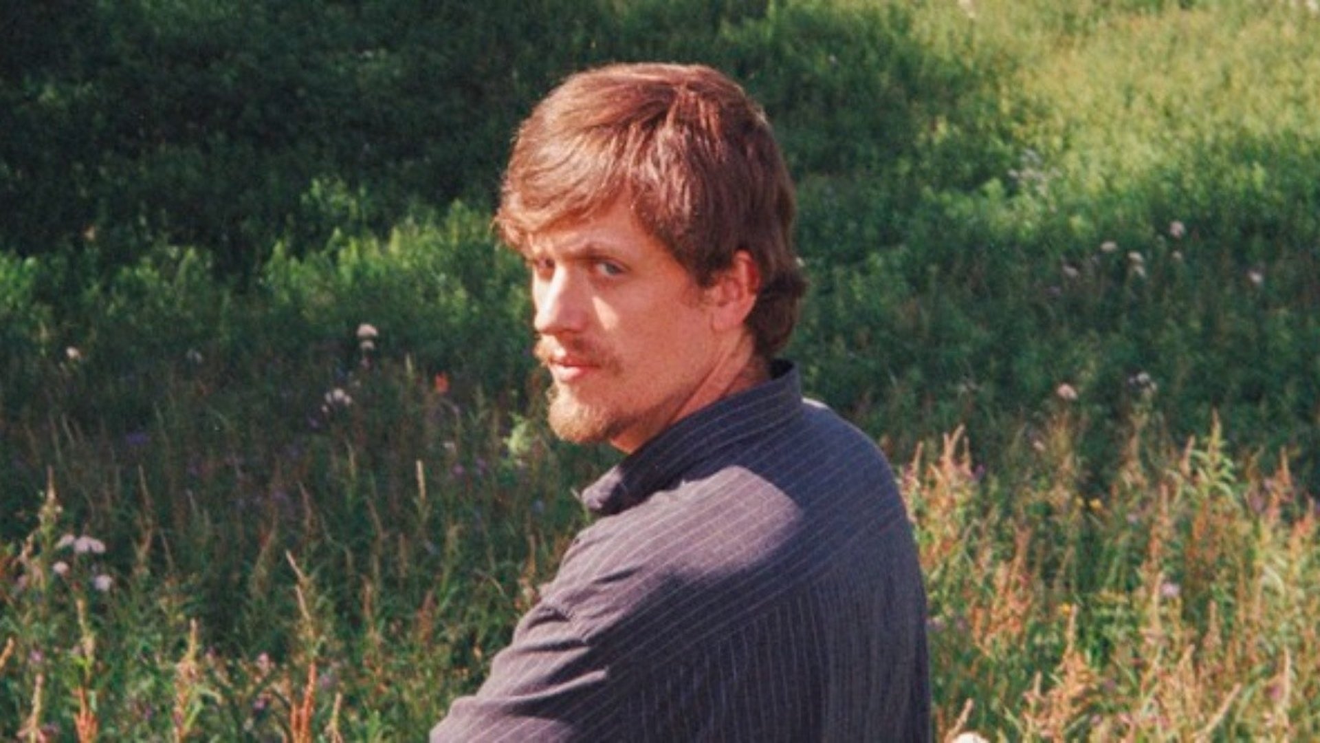 Foto på Teodor Wolger på en sommaräng