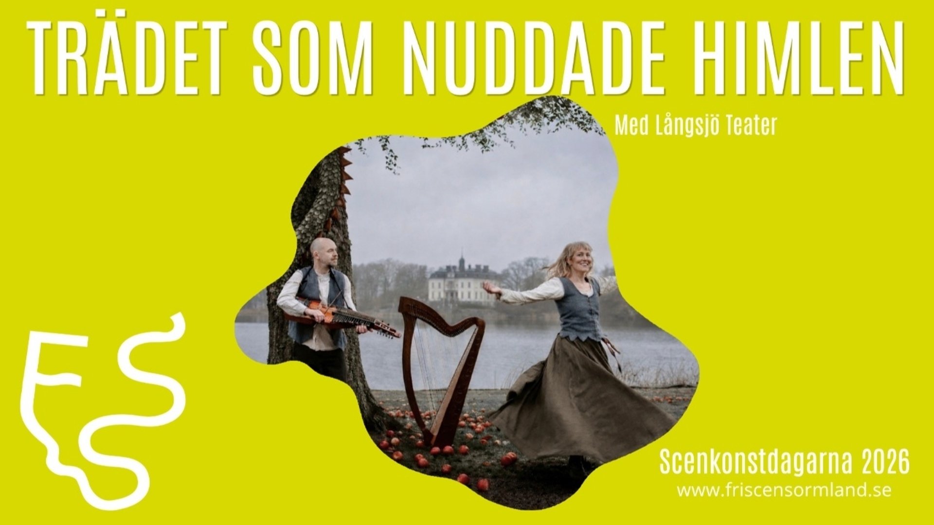 Affisch med lysande gulgrön bakgrund och stor vit rubrik med texten ”TRÄDET SOM NUDDADE HIMLEN” samt undertexten ”Med Långsjö Teater”. I ett oregelbundet utsnitt i mitten syns en utomhusscen vid vatten. Till vänster står en man och spelar nyckelharpa intill ett stort träd, och i mitten står en stående harpa på marken omgiven av röda äpplen. Till höger dansar en leende kvinna i lång kjol med utsträckta armar, med ett slott synligt i bakgrunden tvärs över vattnet. Längst ned till höger står texten ”Scenkonstdagarna 2026” och webbadressen ”www.friscensormland.se”. En vit slingrande logotyp finns i det nedre vänstra hörnet.