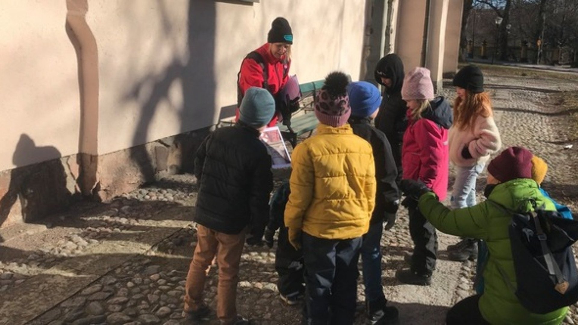 En pedagog med en skock barn