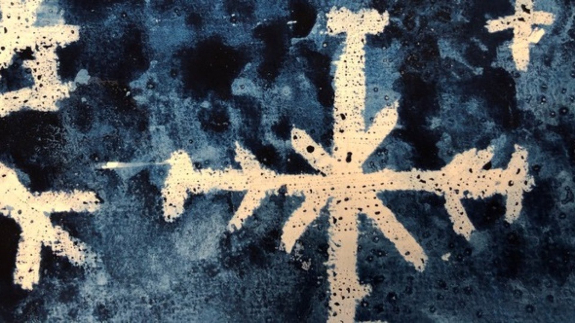 Målad snöflinga mot mörkblå botten