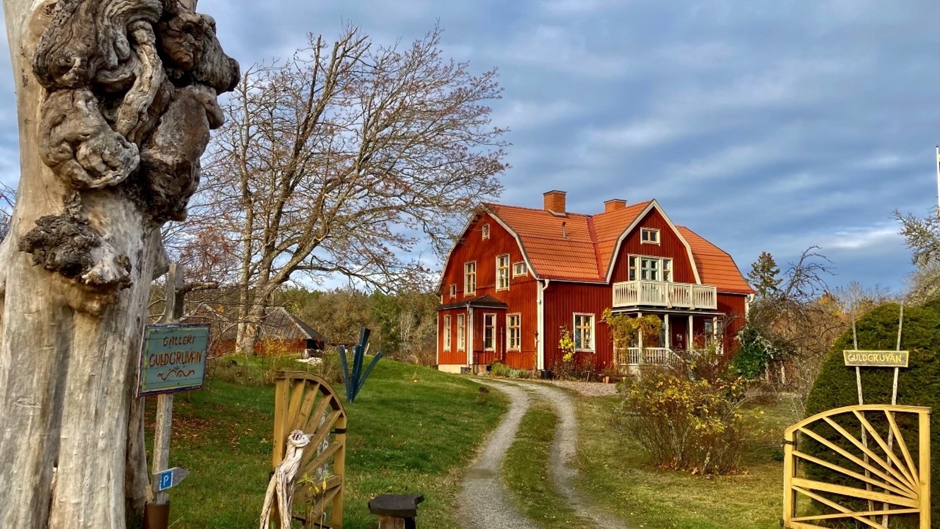 Ett rött hus och en gul grind.