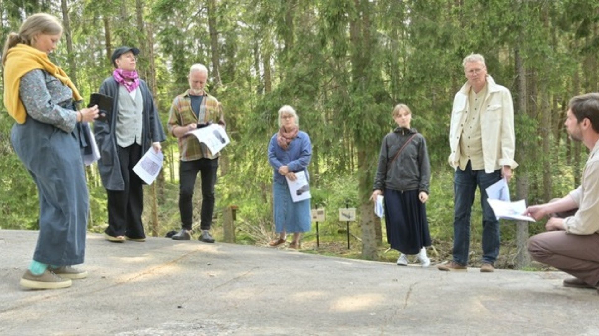 En grupp människor med en guide