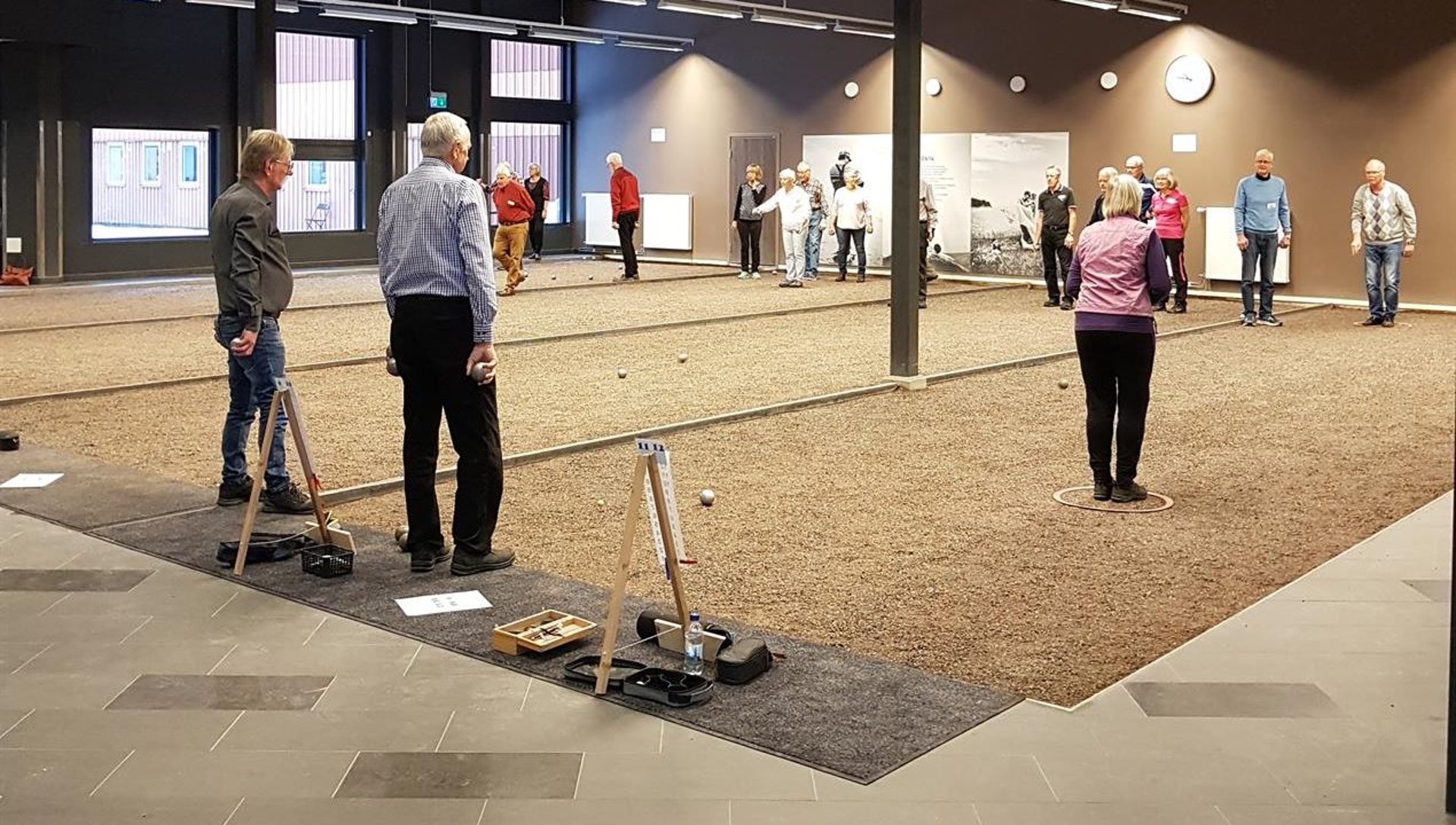 Människor som spelar boule på inomhusbana