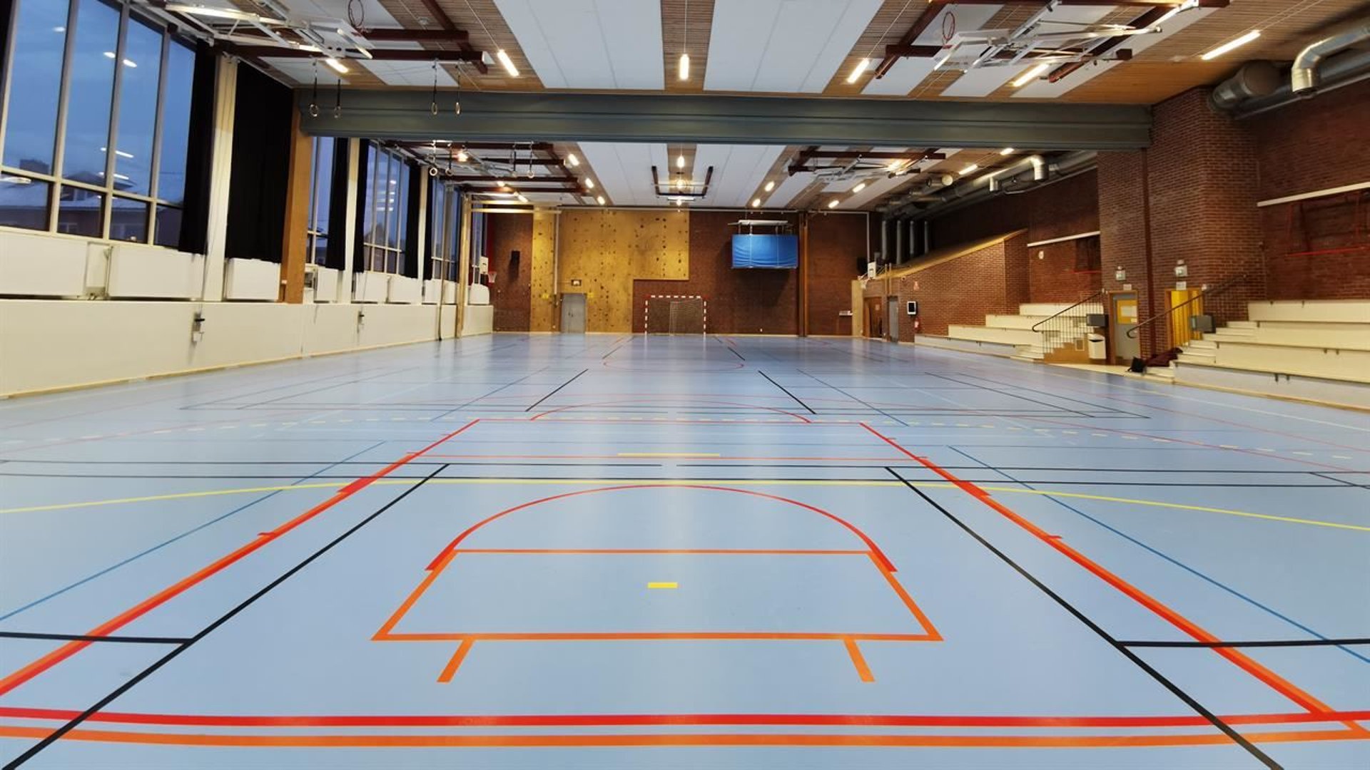 Gymnastiksal med redskap