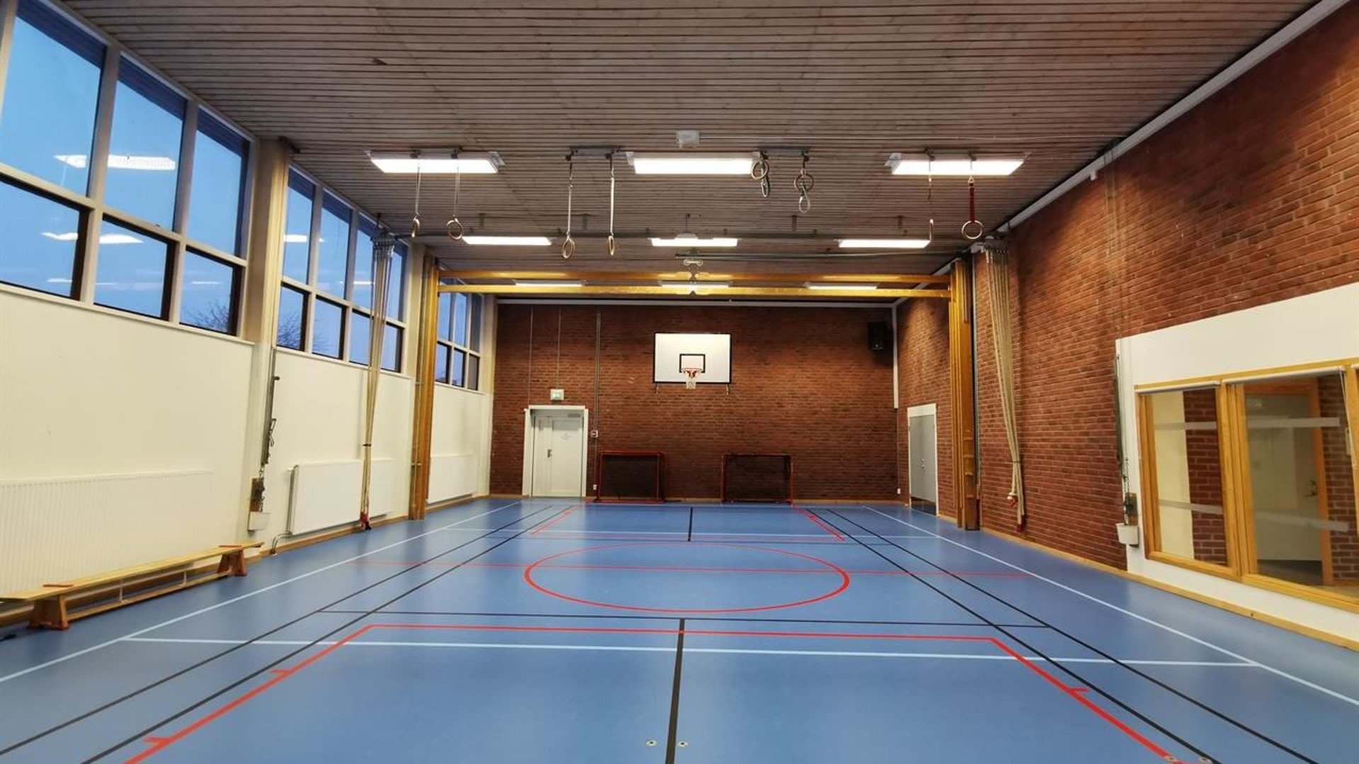 Gymnastiksal med redskap