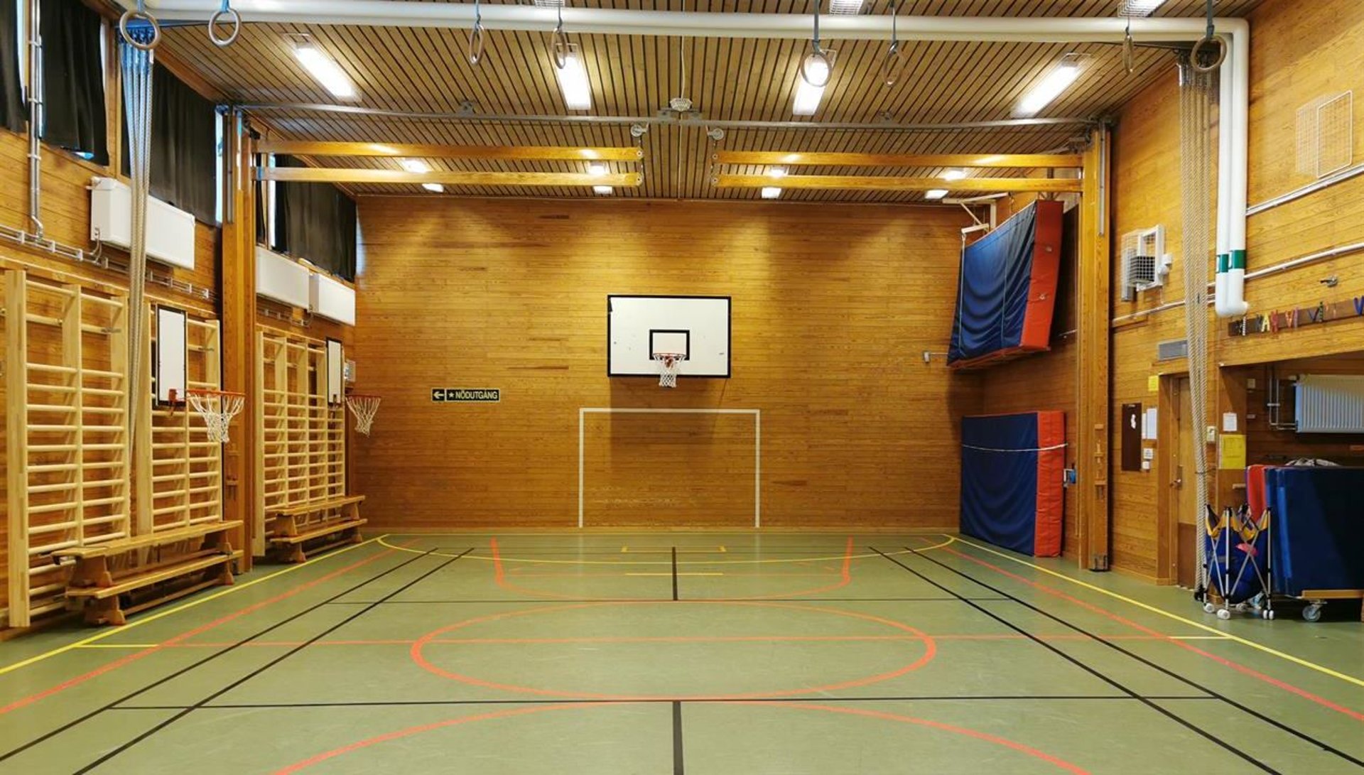 Gymnastiksal med redskap
