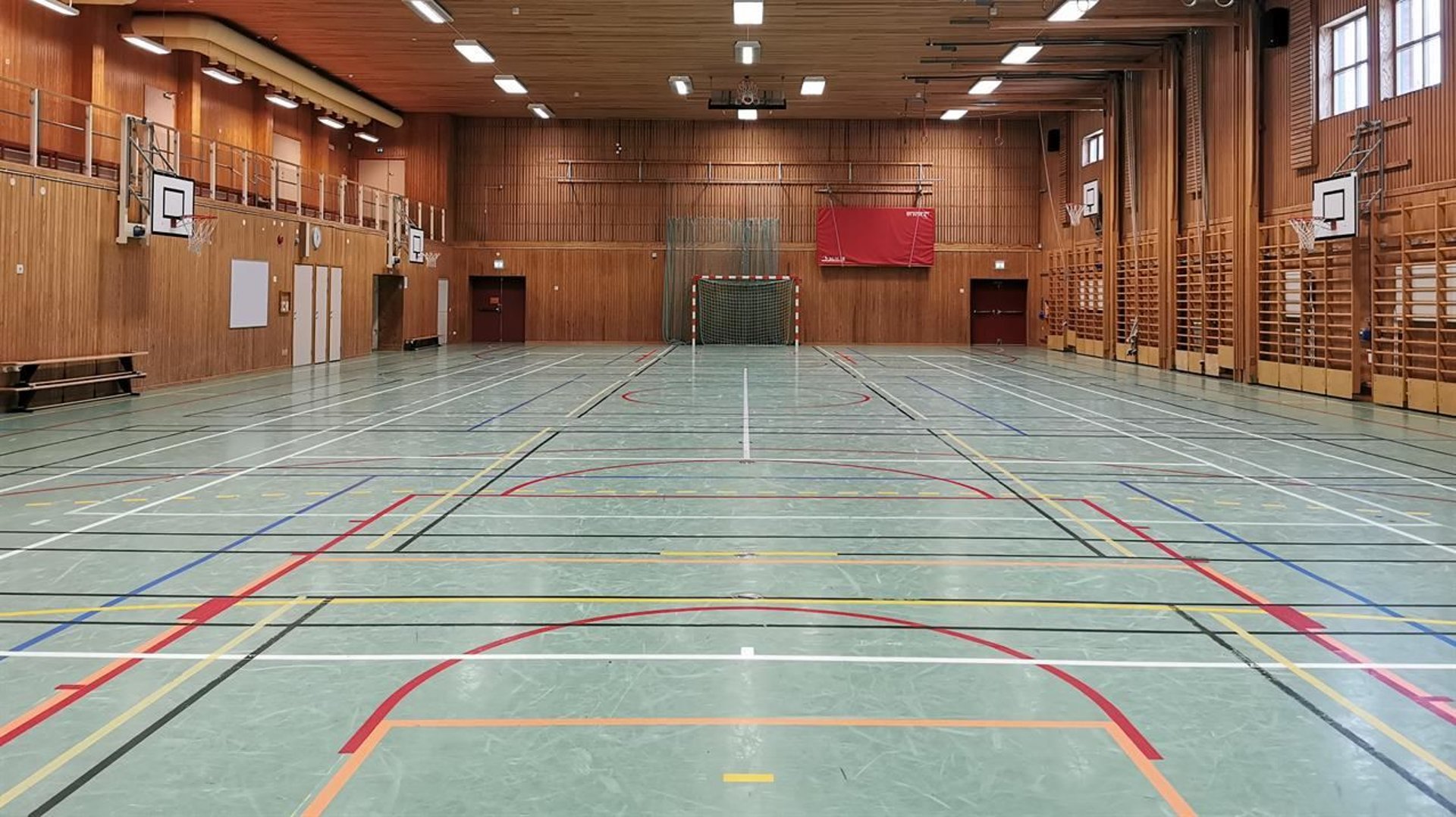 Gymnastiksal med redskap