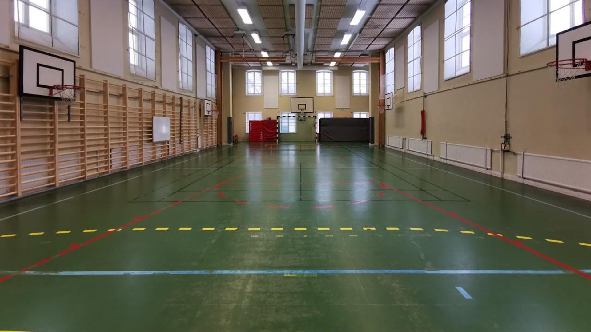 Gymnastiksal med redskap