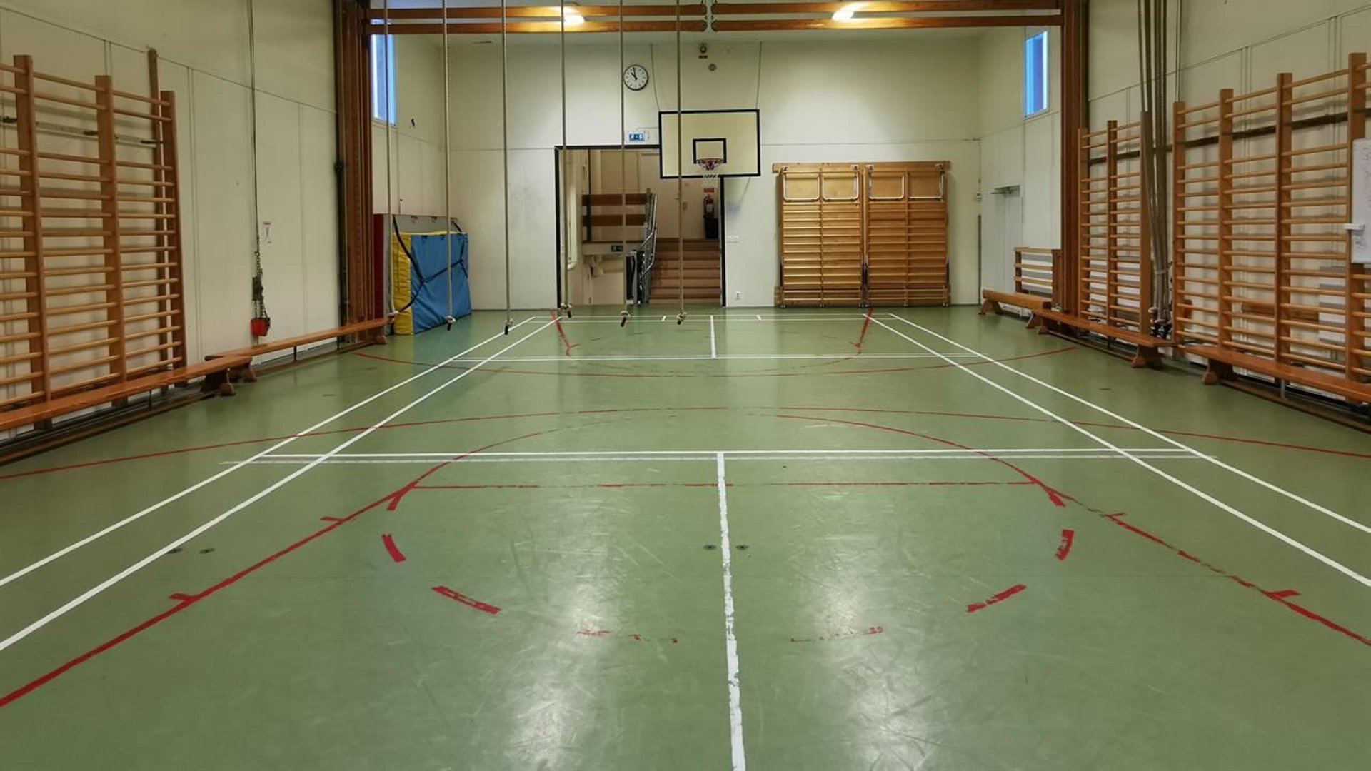Gymnastiksal med redskap