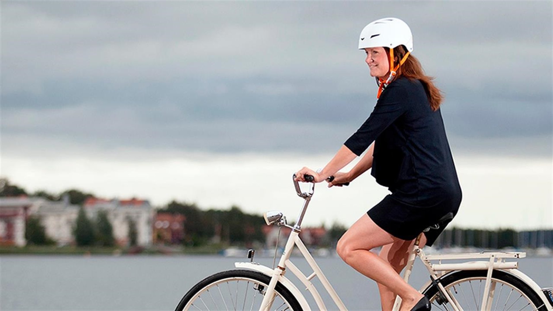 En tjej som cyklar