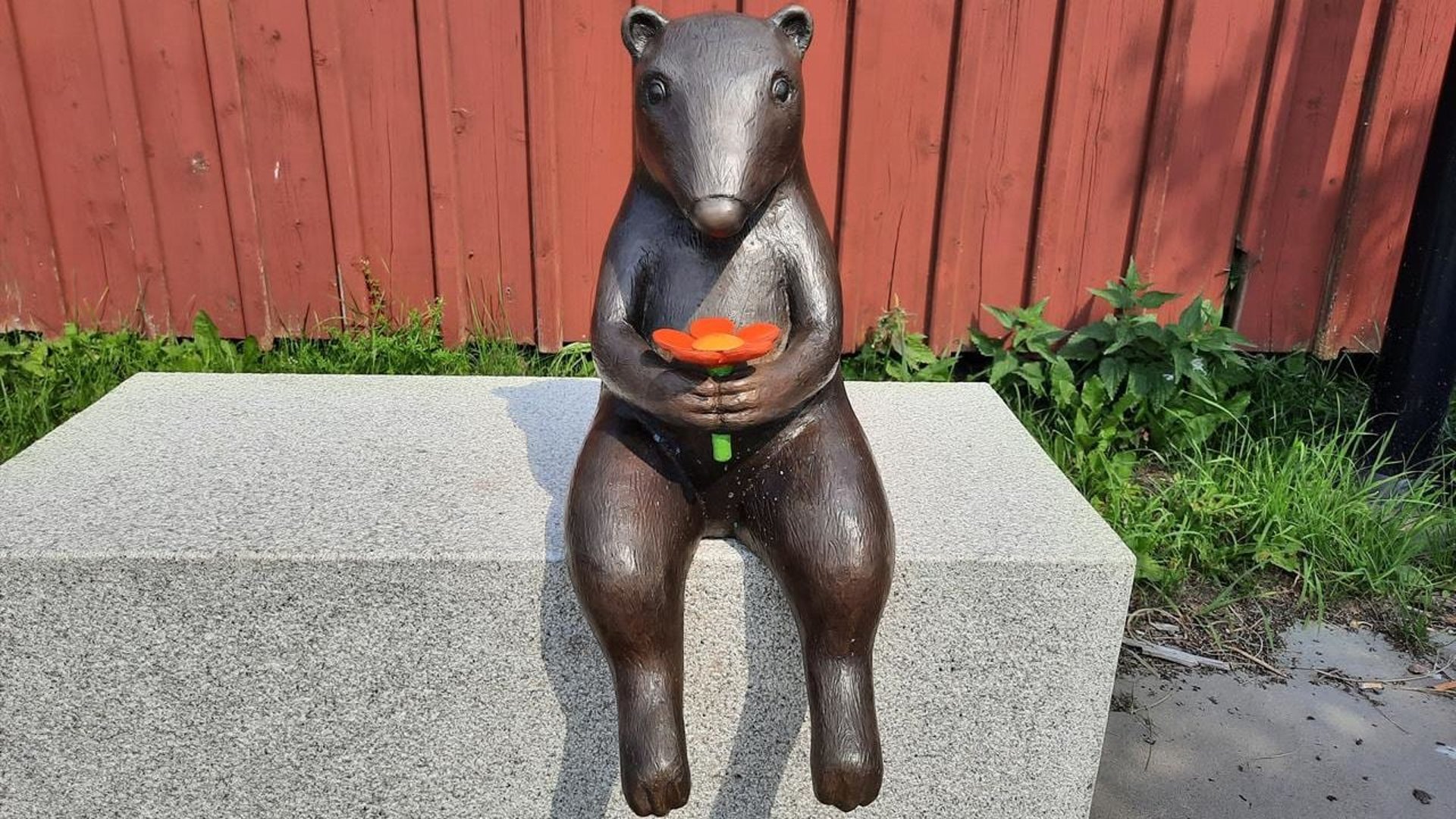 En skulptur som håller i en blomma