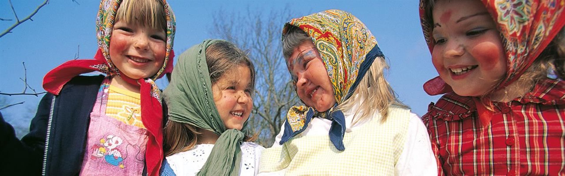 Fyra flickor utklädda till påskkärringar