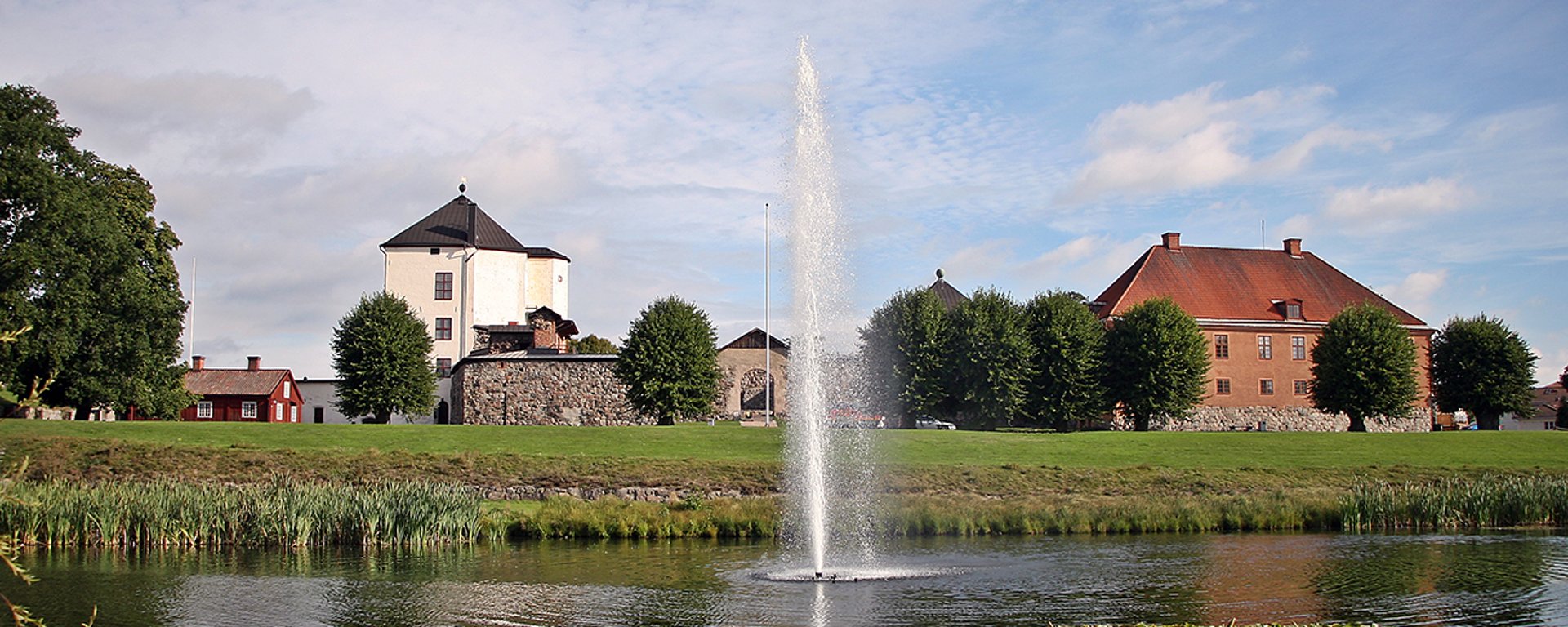 Svandammen framför Nyköpings hus.