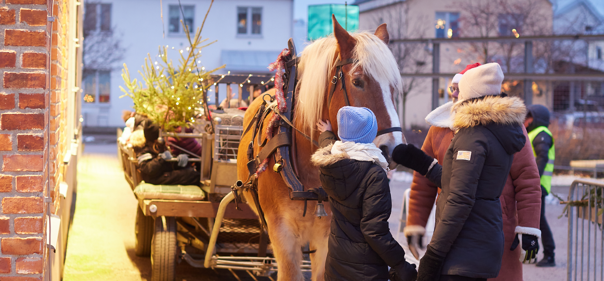 En julmarknad med häst och vagn
