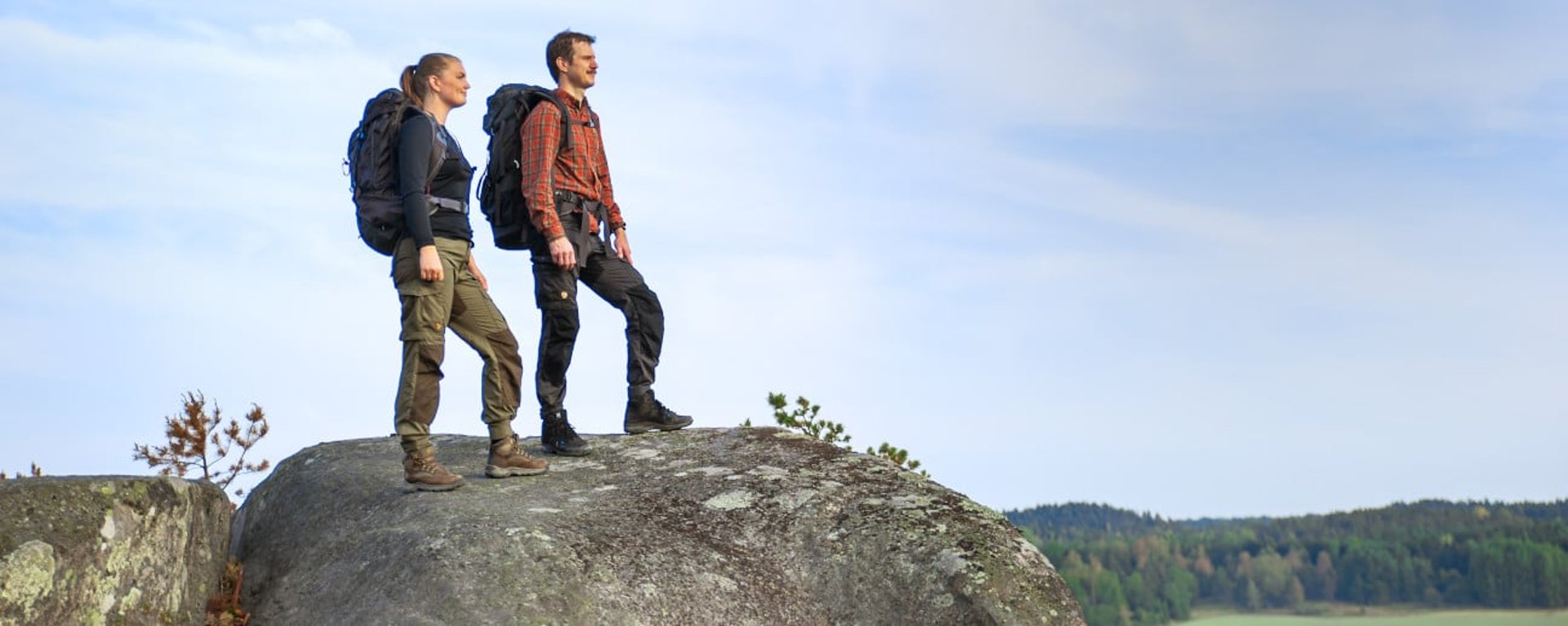 Två personer står och kollar ut över utsikten