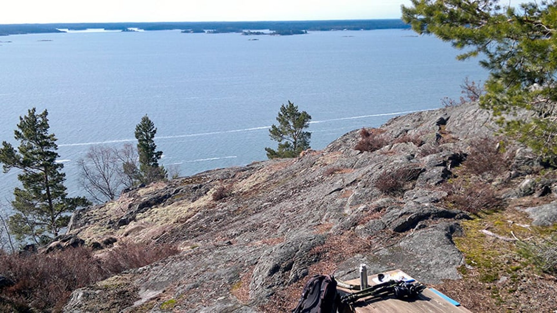 En rastplats med utsikt över havet.