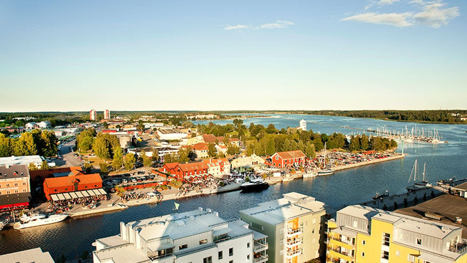 Fågelvy över Nyköpings folkmyllrande hamn.