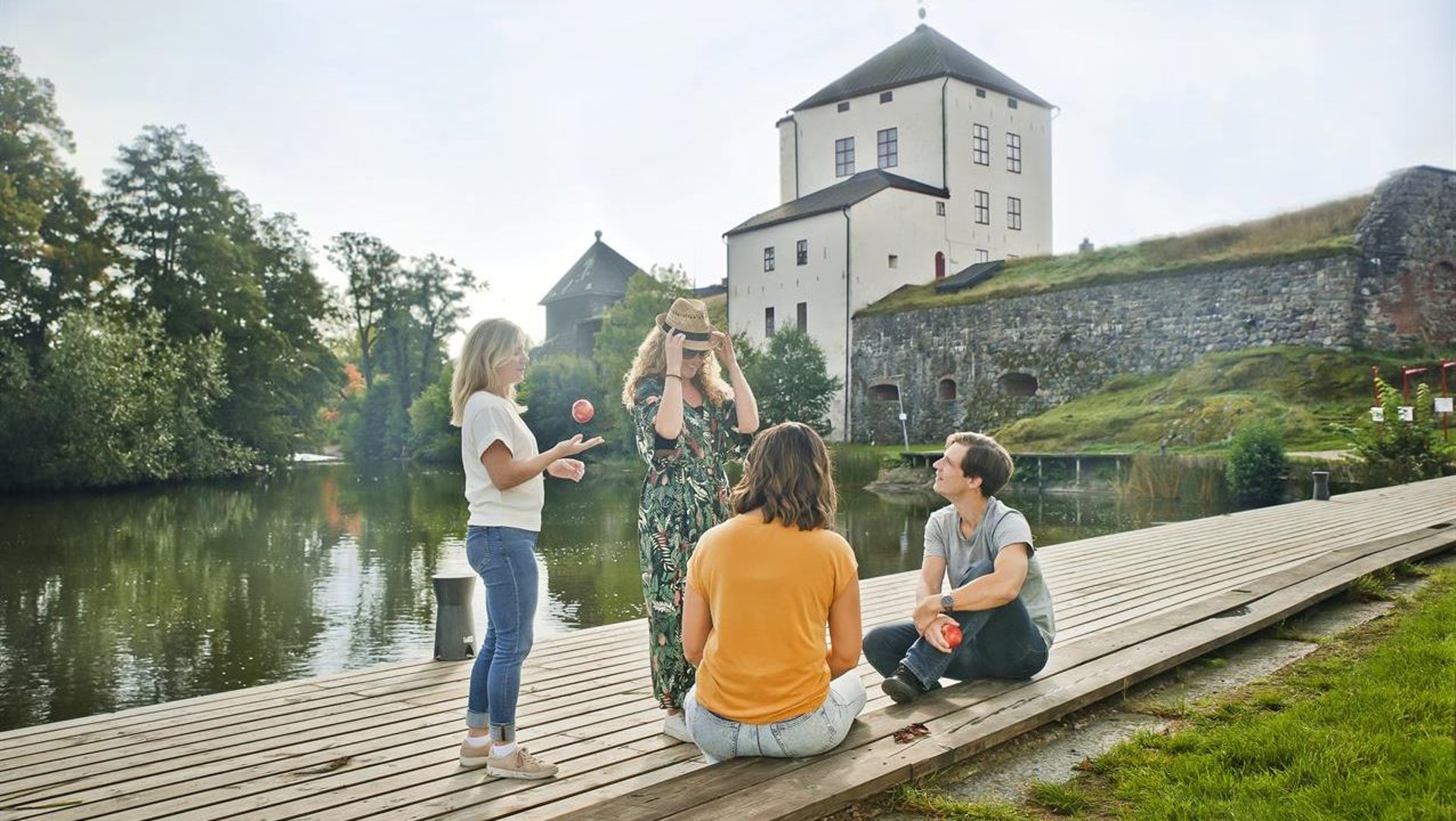 Fyra personer framför ett slott