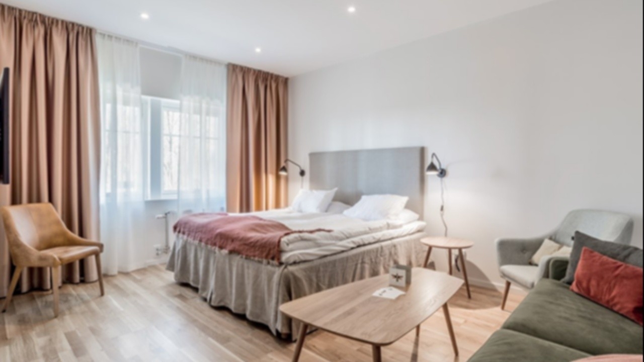 Hotellrum med dubbelsäng och ljus modern inredning