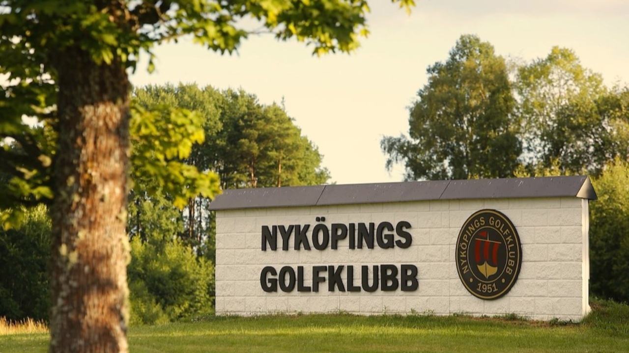 Golfklubbens skylt med logotyp i grönskande natur