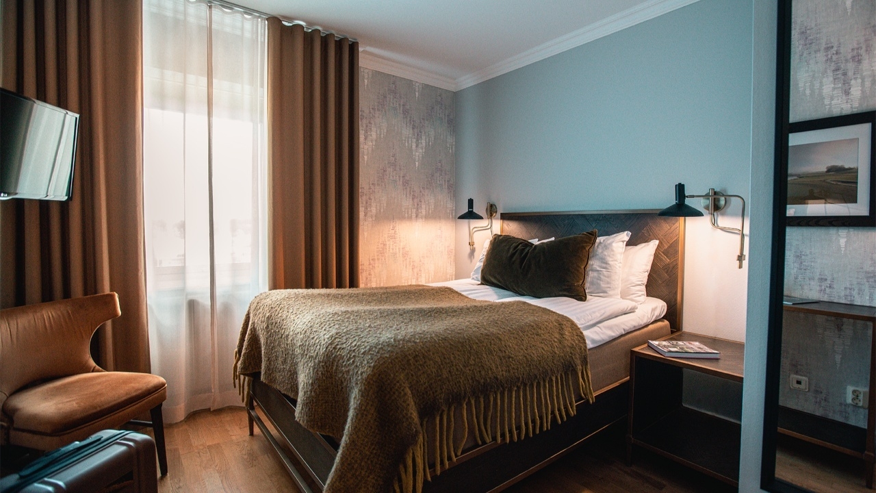 Hotellrum med dubbelsäng och modern inredning