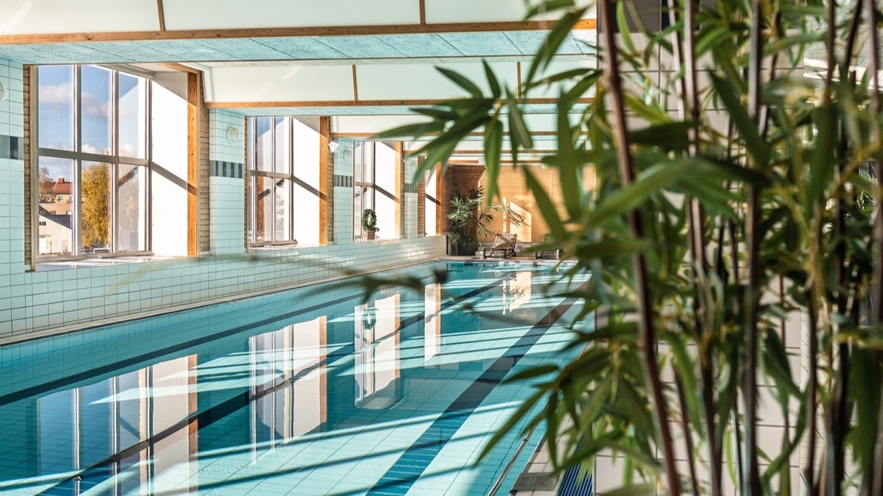 25 meter inomhuspool med stora fönster och ljus miljö