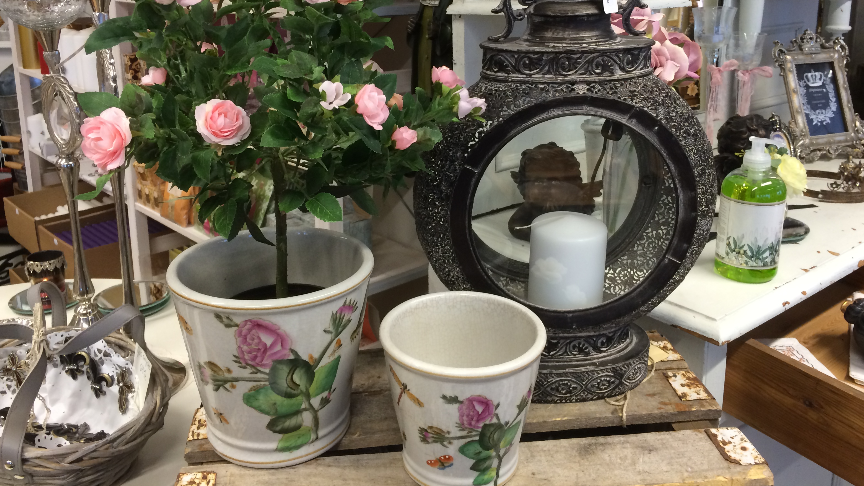 Olika typer av dekorationer som kruka, ljus och blommor