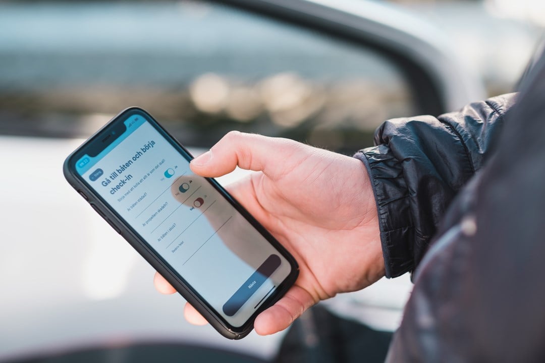 En hand som håller i en mobiltelefon