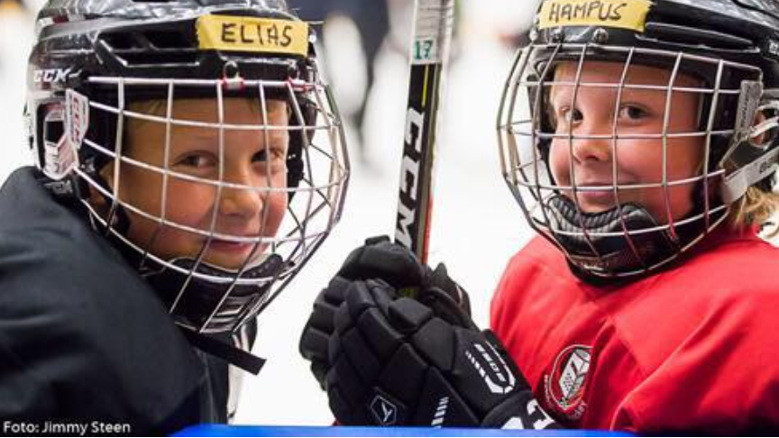 Barn spelar hockey