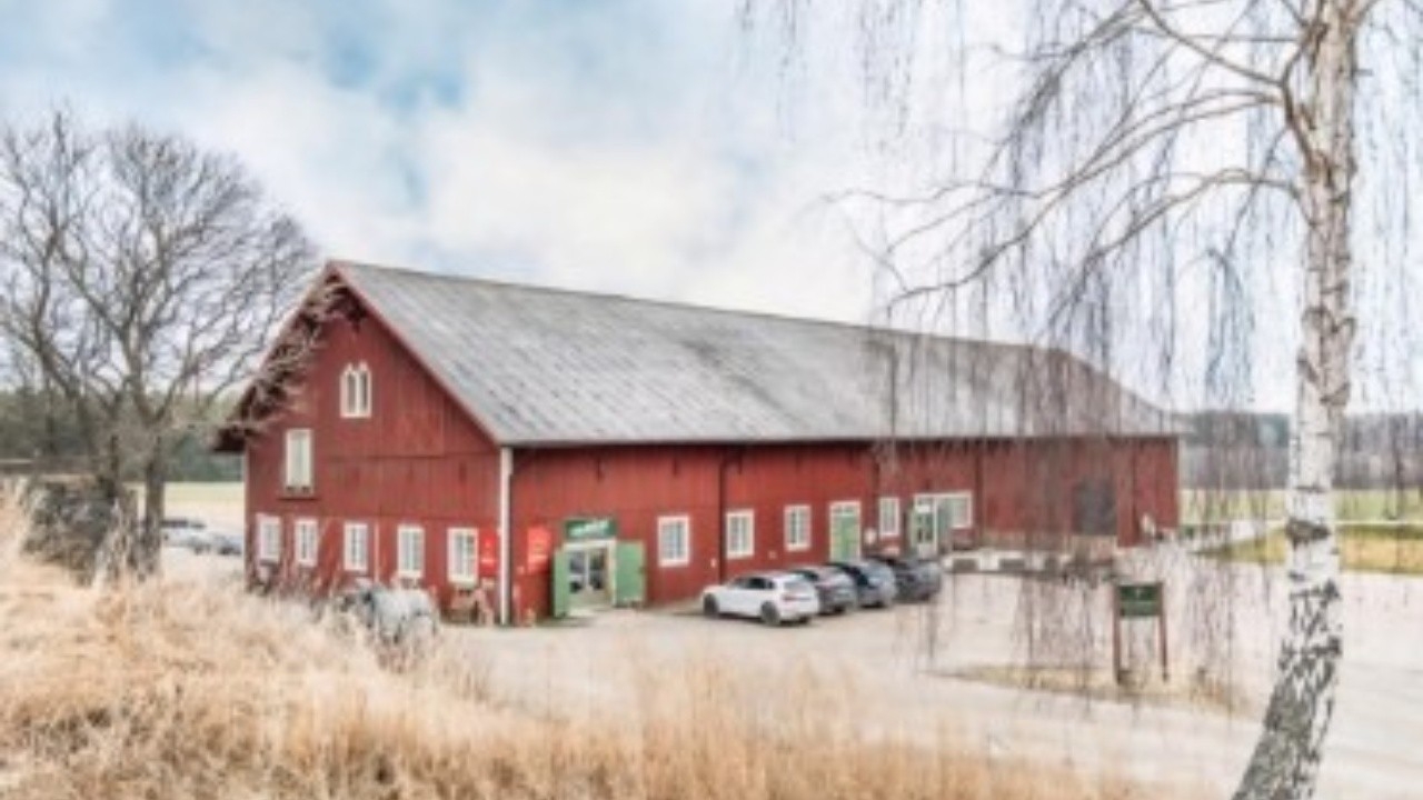 Kom till vår fina butik och ta gärna med hunden, då vi har fina träningsmarker för hundar som man kan hyra in sig på.