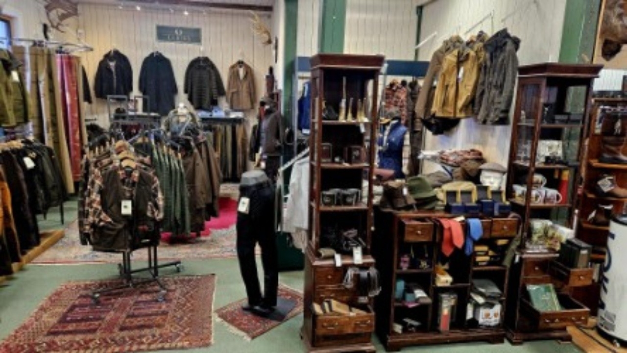 Hos oss hittar du kläder till både dam- och herr från märken som Dubarry, Pinewood, Deerhunter, Chevlier, Härkila och Swazi.