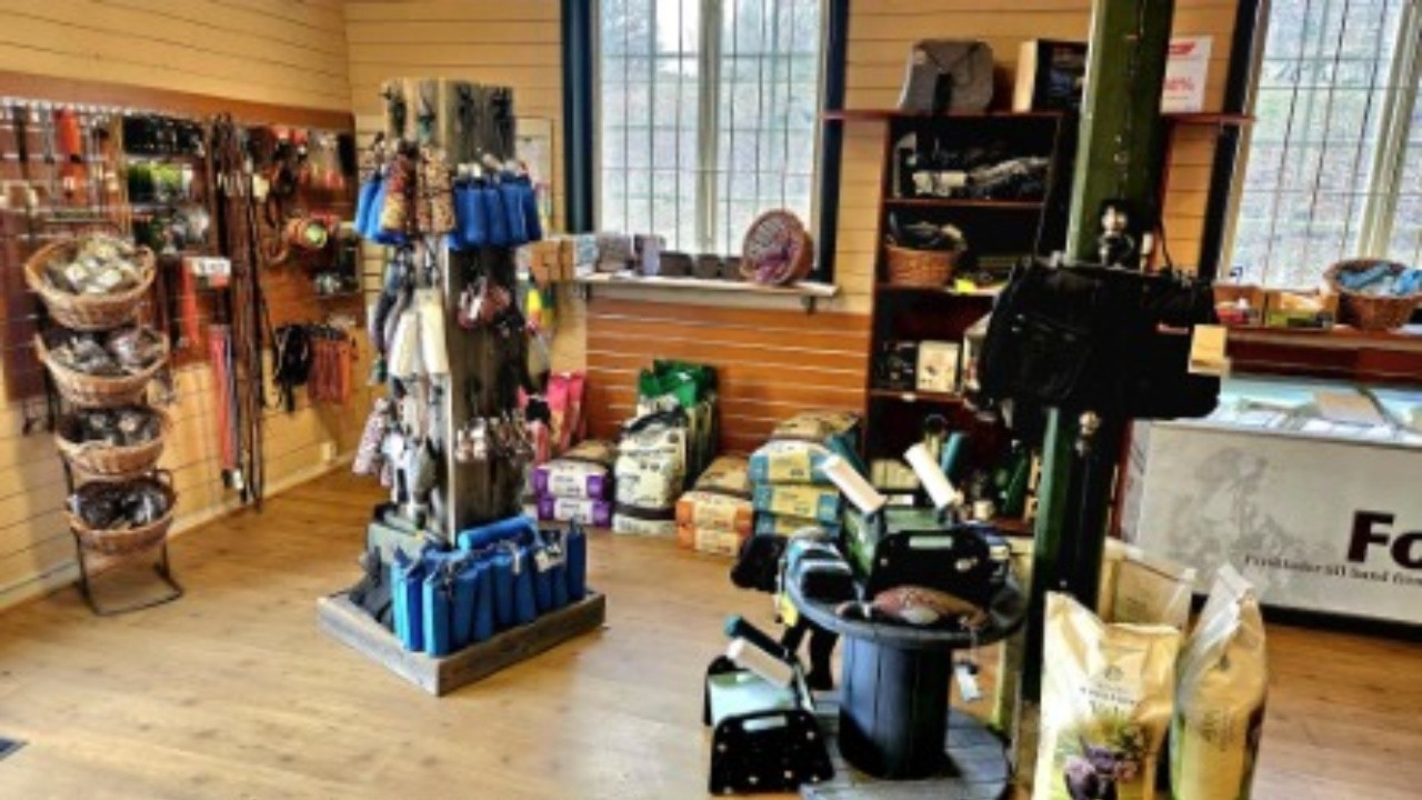 Vi har en hundavdelning med mat från Fodax och Carrier. 